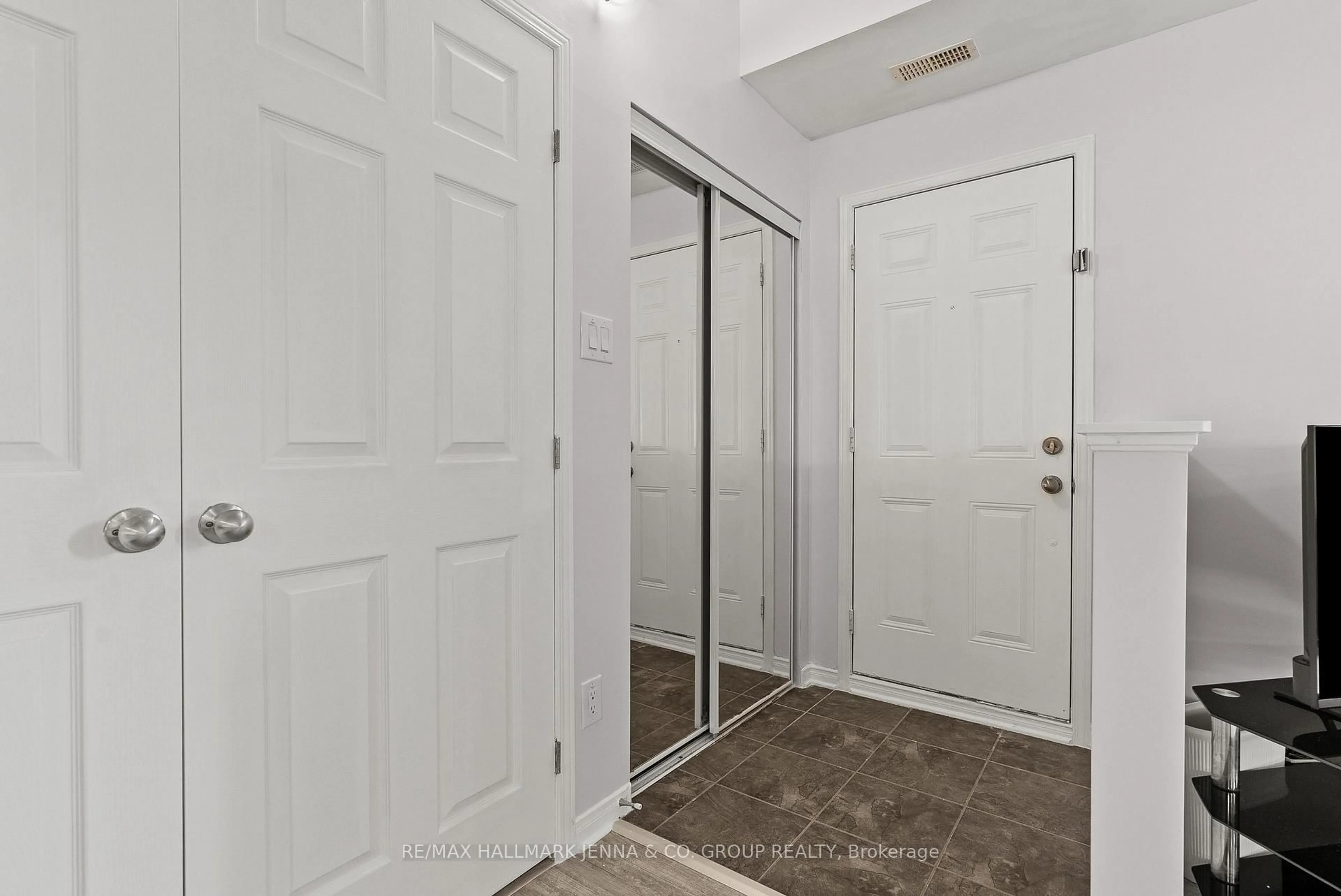 Indoor entryway for 102 Artesa Private #G, Ottawa Ontario K2S 0J8