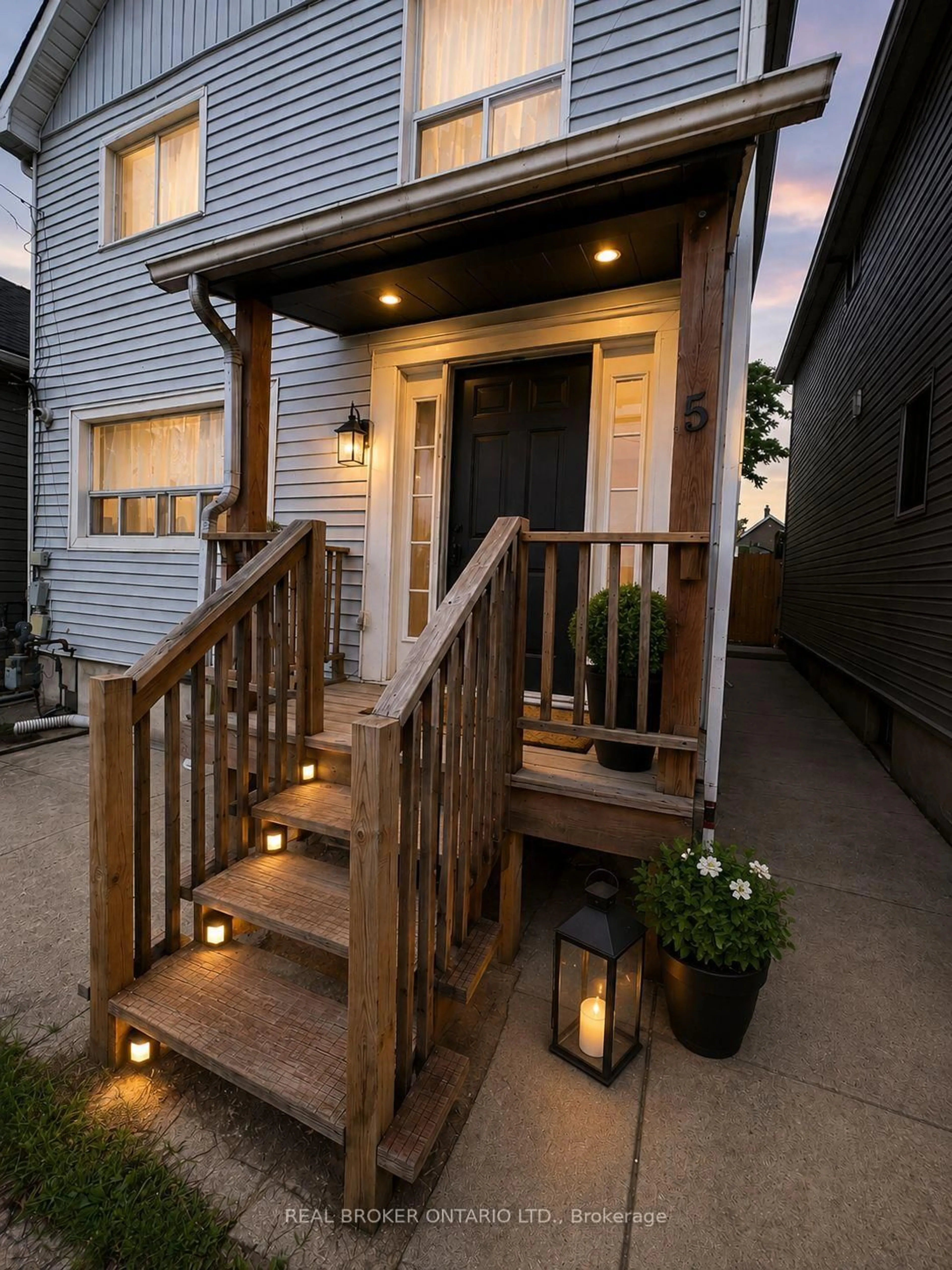 Indoor entryway for 5 Rowanwood St, Hamilton Ontario L8L 7H1