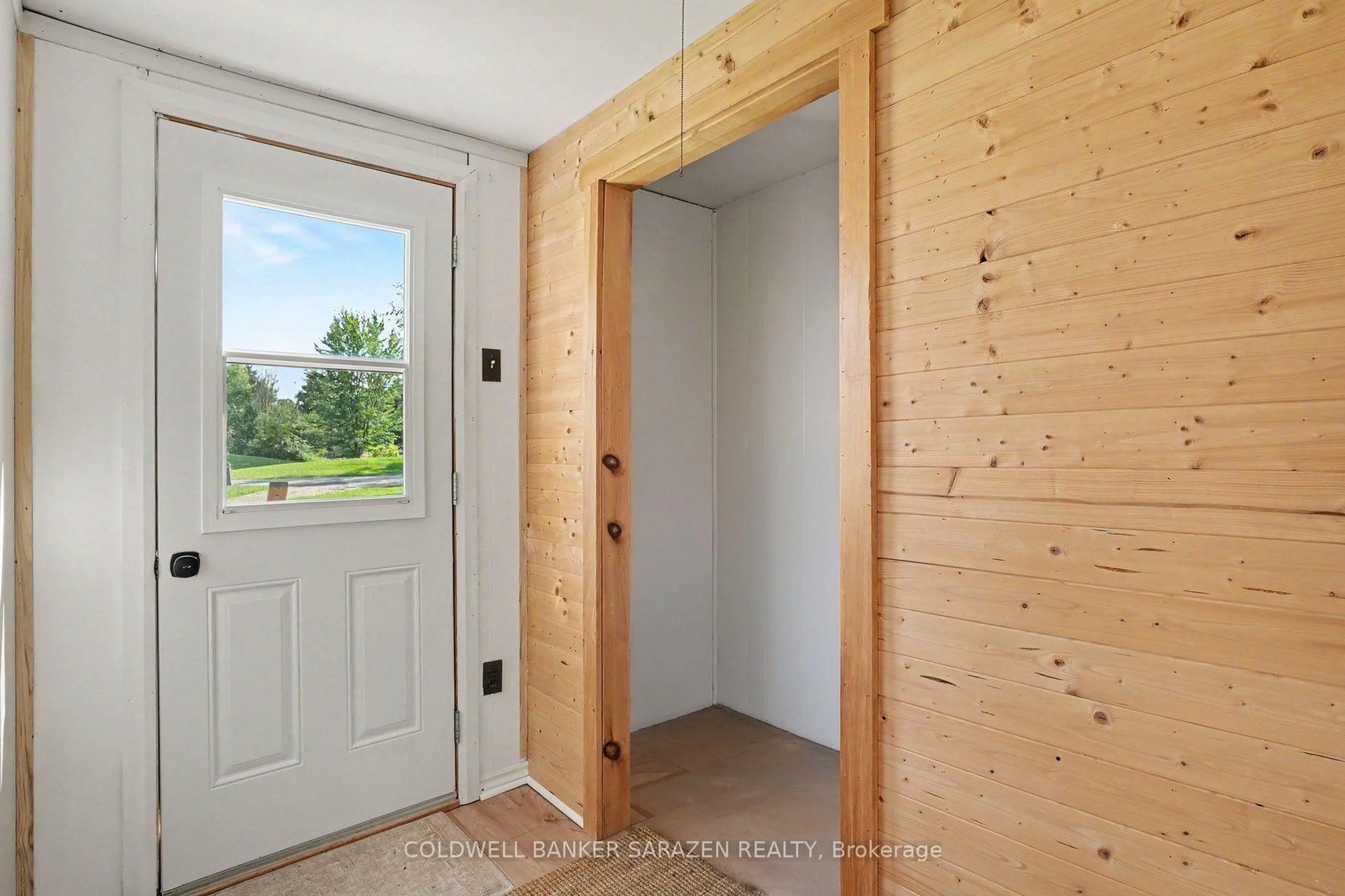 Indoor entryway for 33 B Oakdale Lane, Renfrew Ontario K7V 3Z8