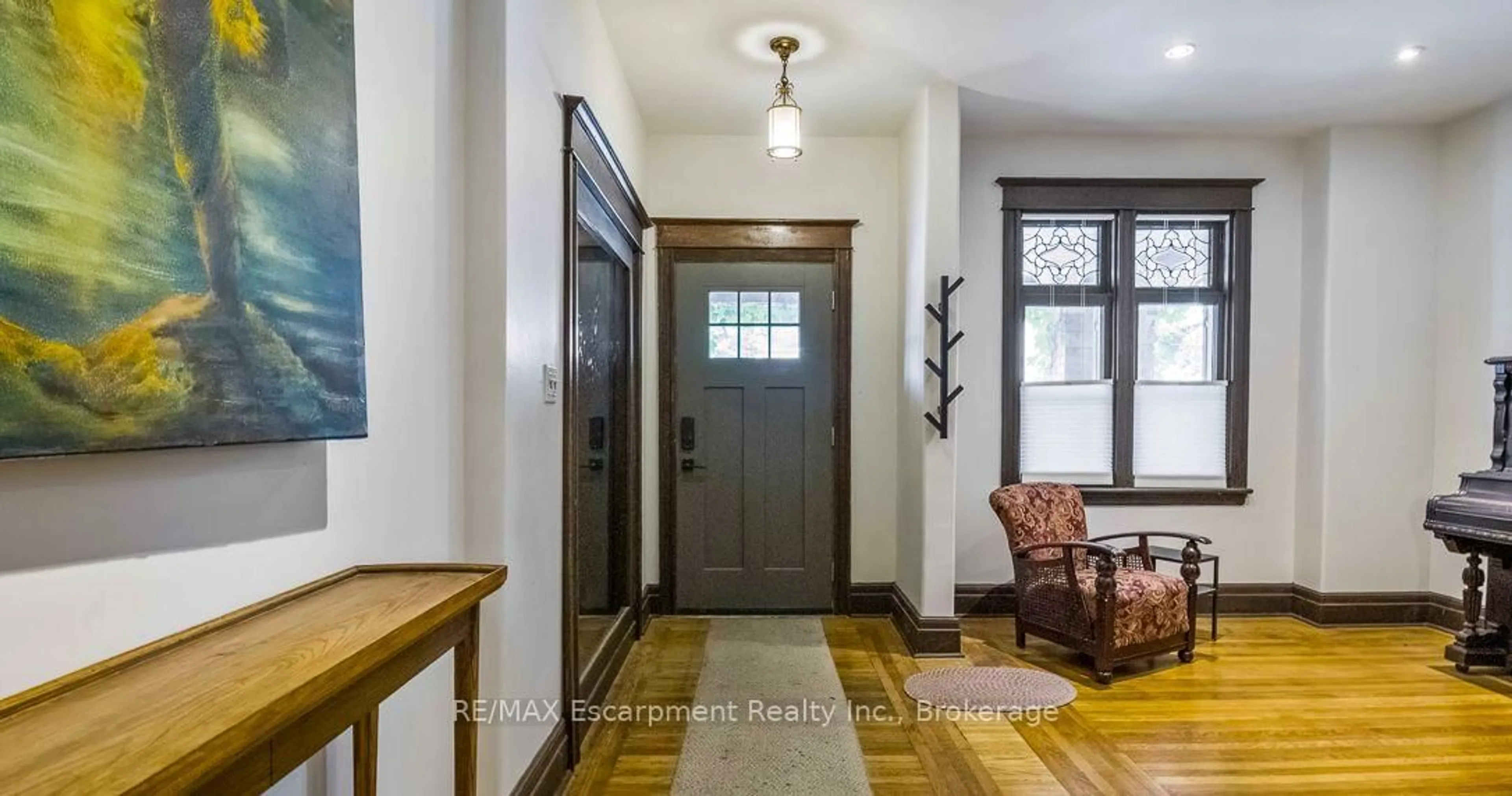 Indoor entryway for 217 Caroline St, Hamilton Ontario L8P 3L5