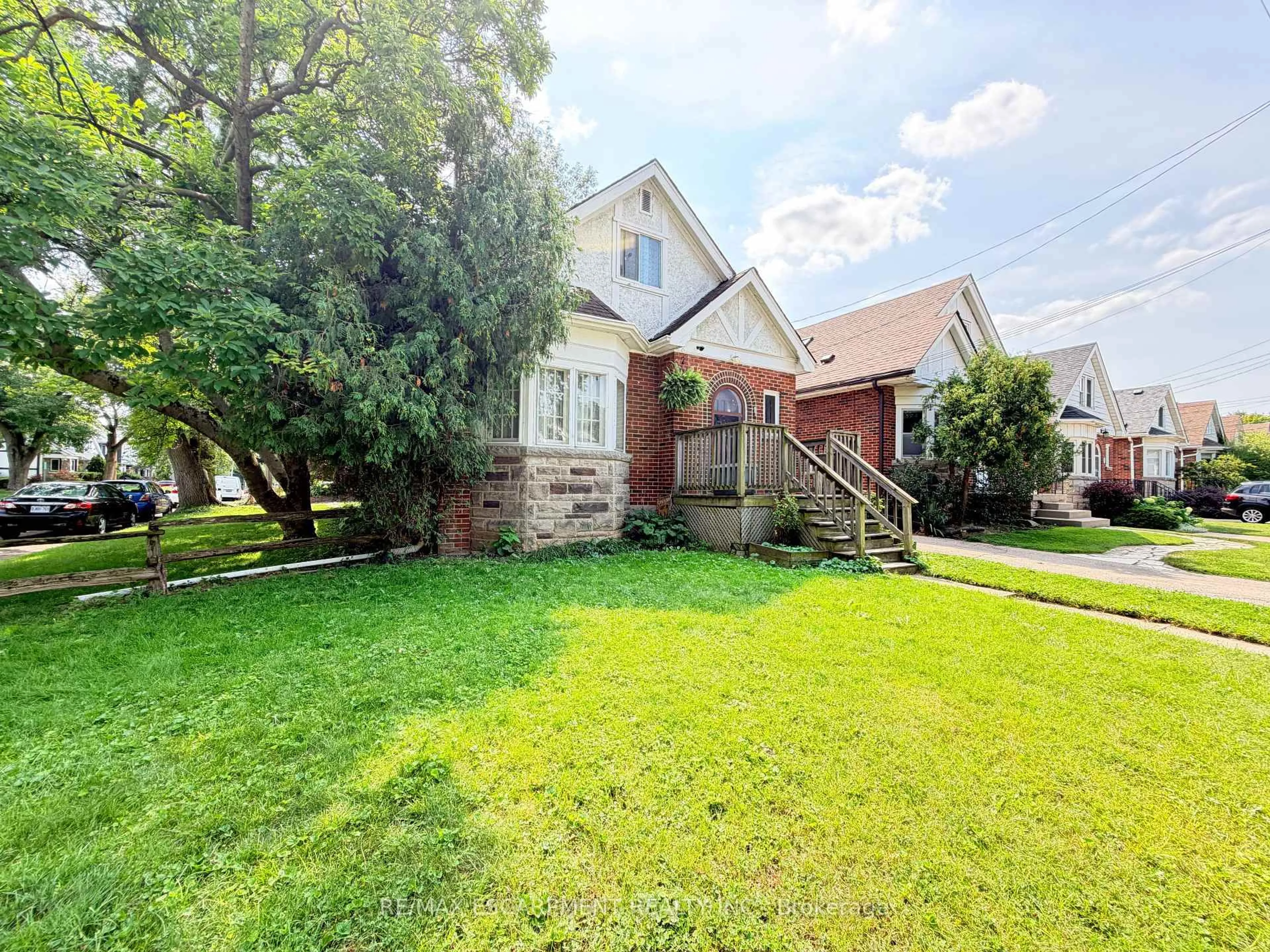 A pic from outside/outdoor area/front of a property/back of a property/a pic from drone, street for 1 Norwood Rd, Hamilton Ontario L8S 3P8