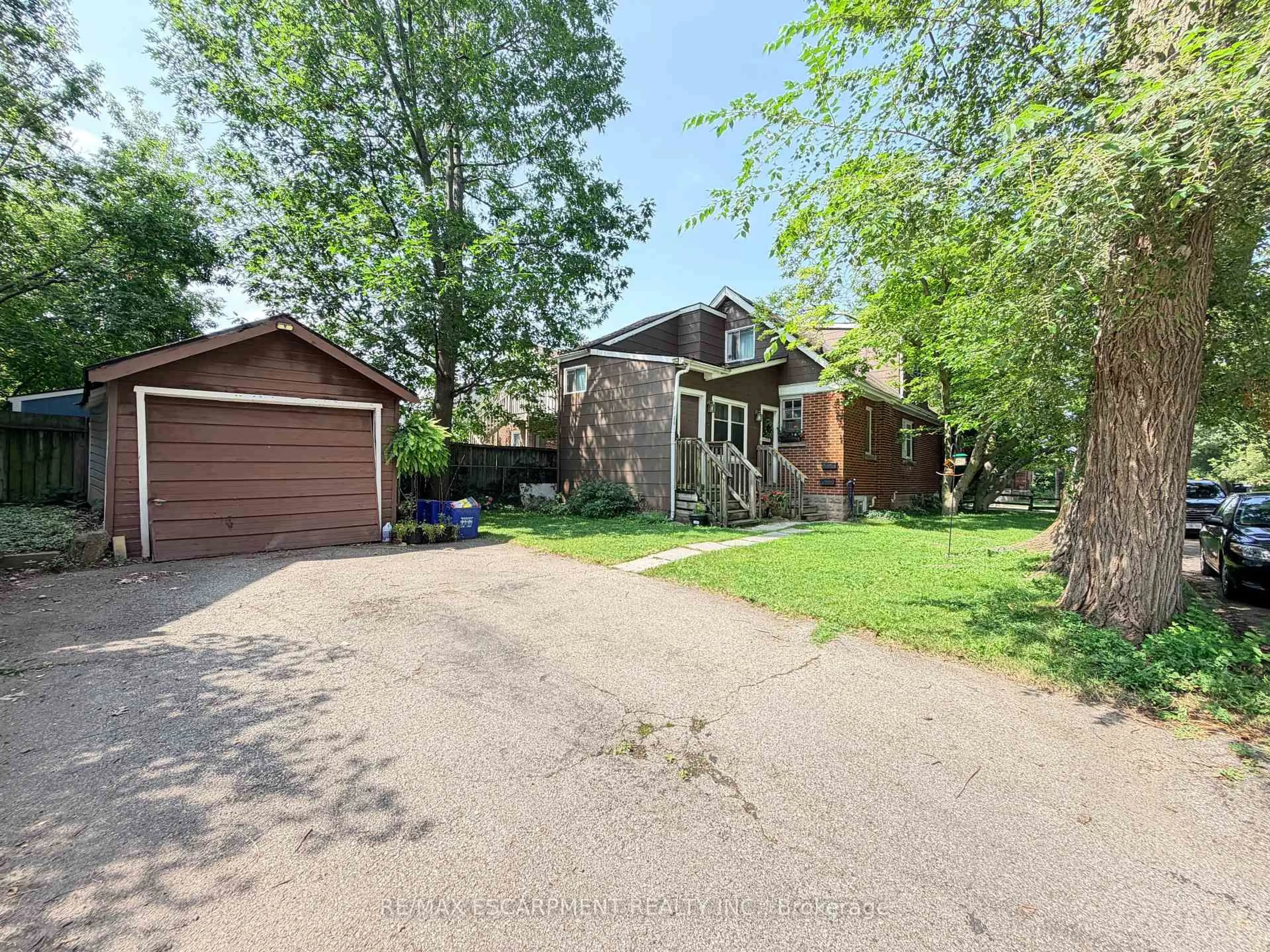 A pic from outside/outdoor area/front of a property/back of a property/a pic from drone, street for 1 Norwood Rd, Hamilton Ontario L8S 3P8