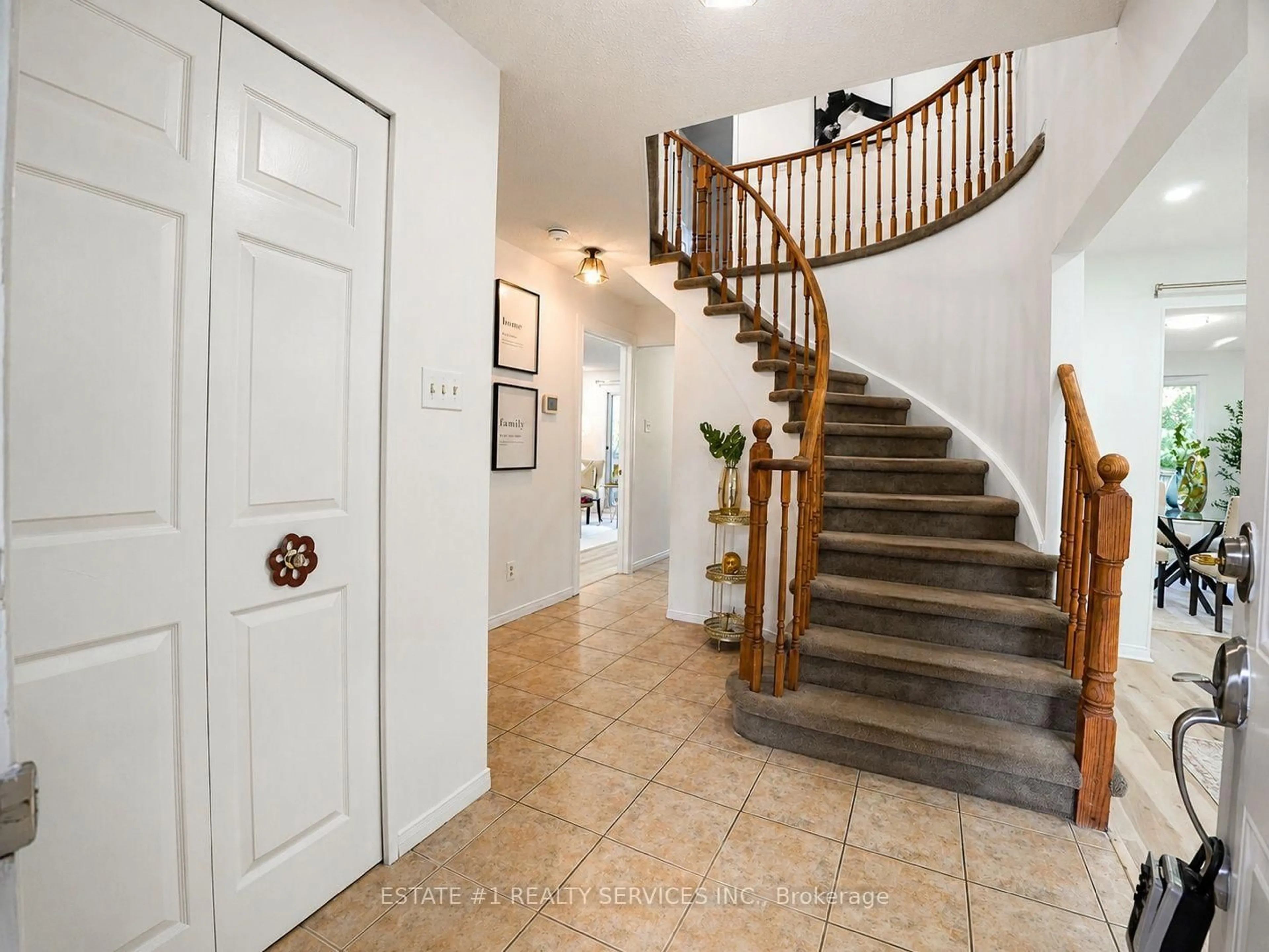 Indoor foyer for 35 Golden Meadow Dr, Kitchener Ontario N2N 2L9