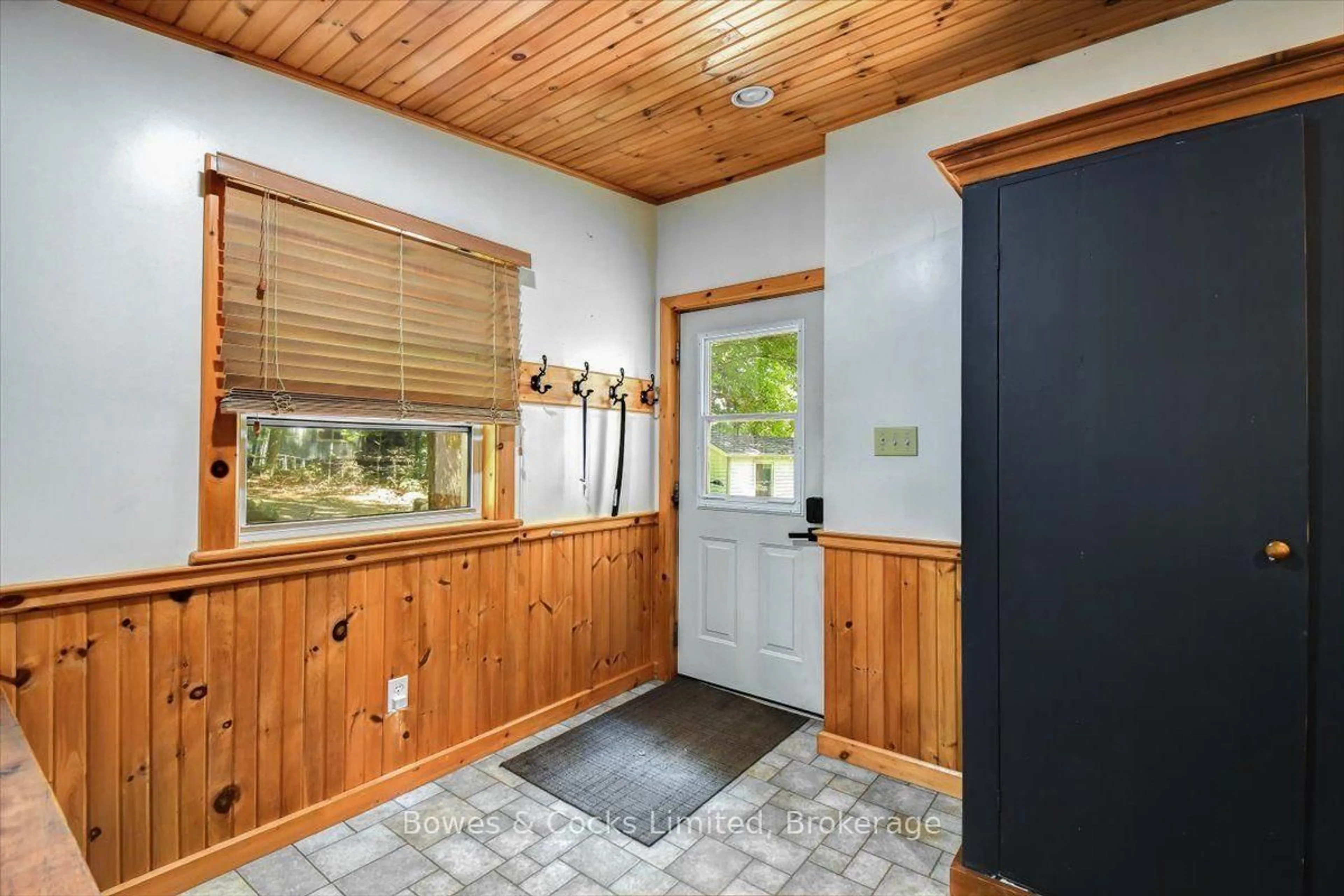 Indoor entryway for 1115 Cook Rd, Limoges Ontario K0K 2M0