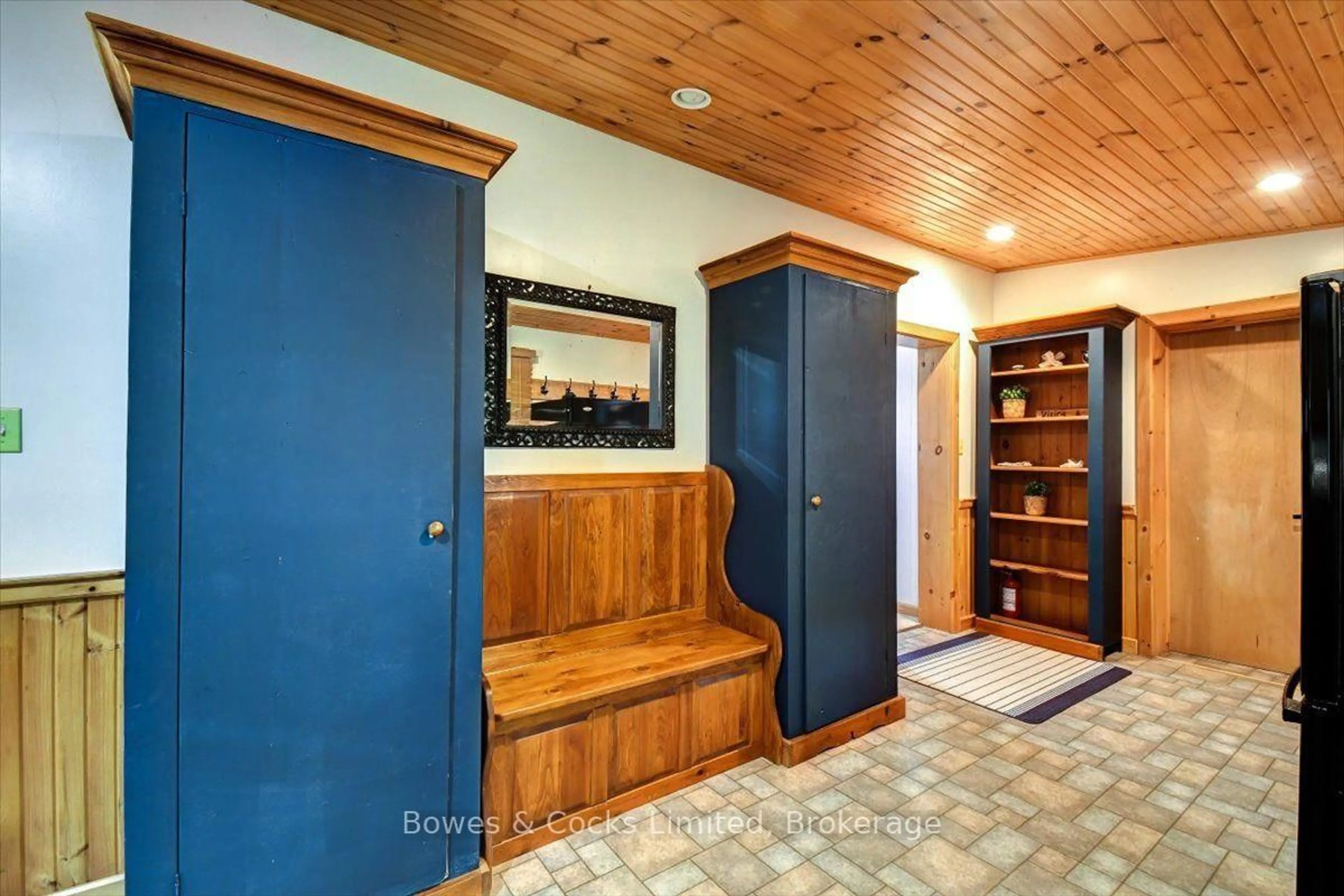 Indoor entryway for 1115 Cook Rd, Limoges Ontario K0K 2M0