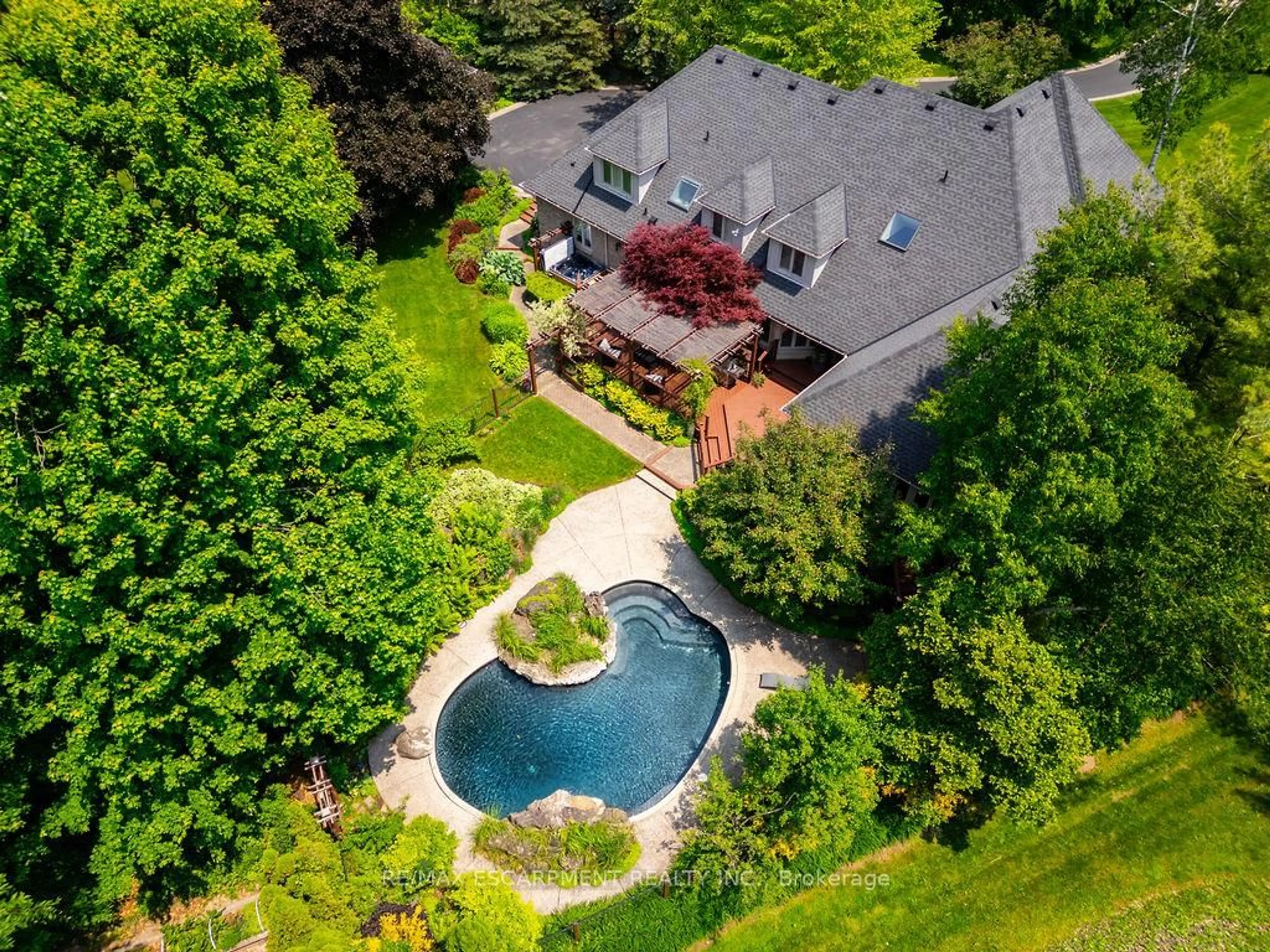 A pic from outside/outdoor area/front of a property/back of a property/a pic from drone, water/lake/river/ocean view for 27 Blackberry Pl, Hamilton Ontario L0R 1H2