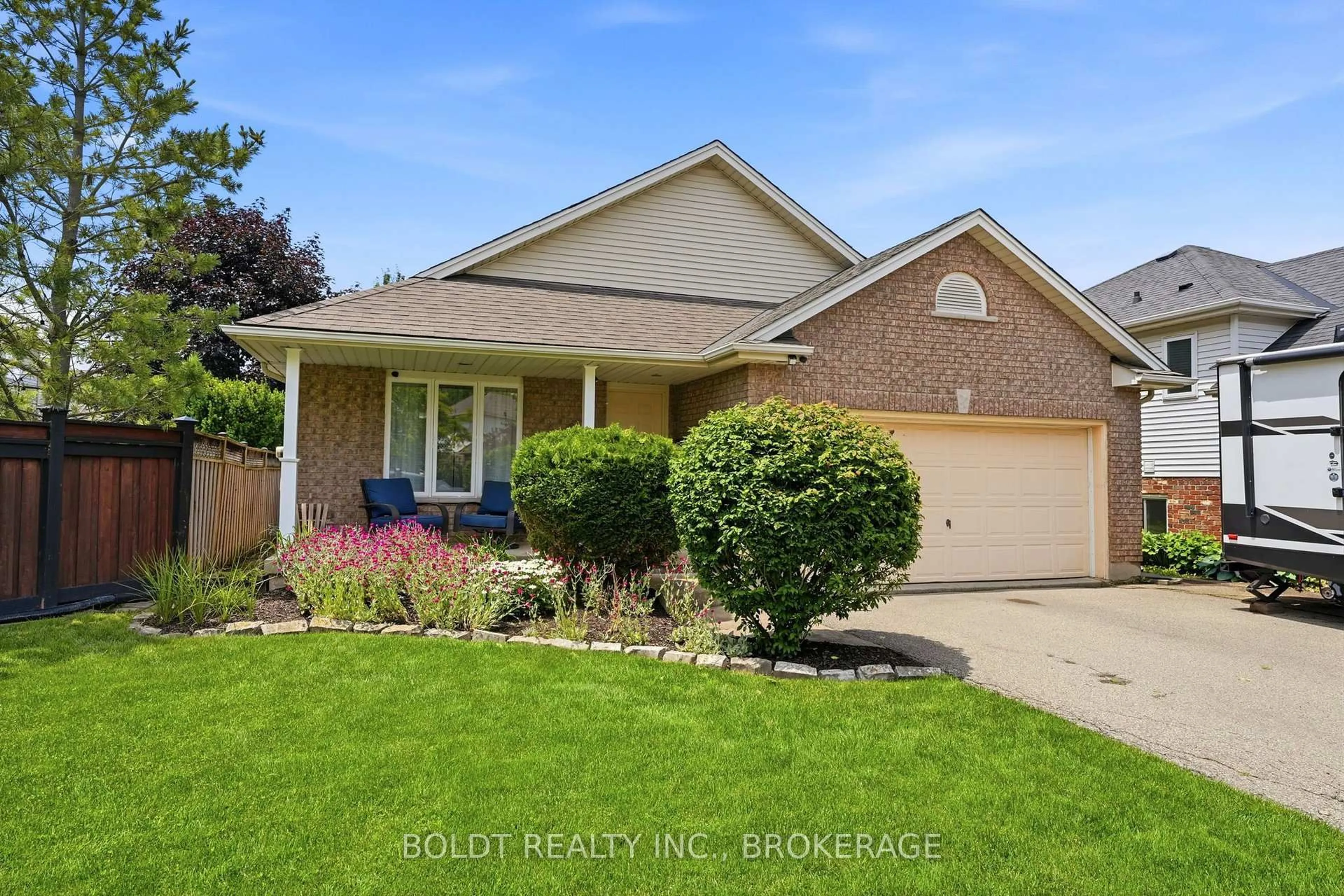 Home with brick exterior material, street for 22 Graves Cres, St. Catharines Ontario L2S 3Z6