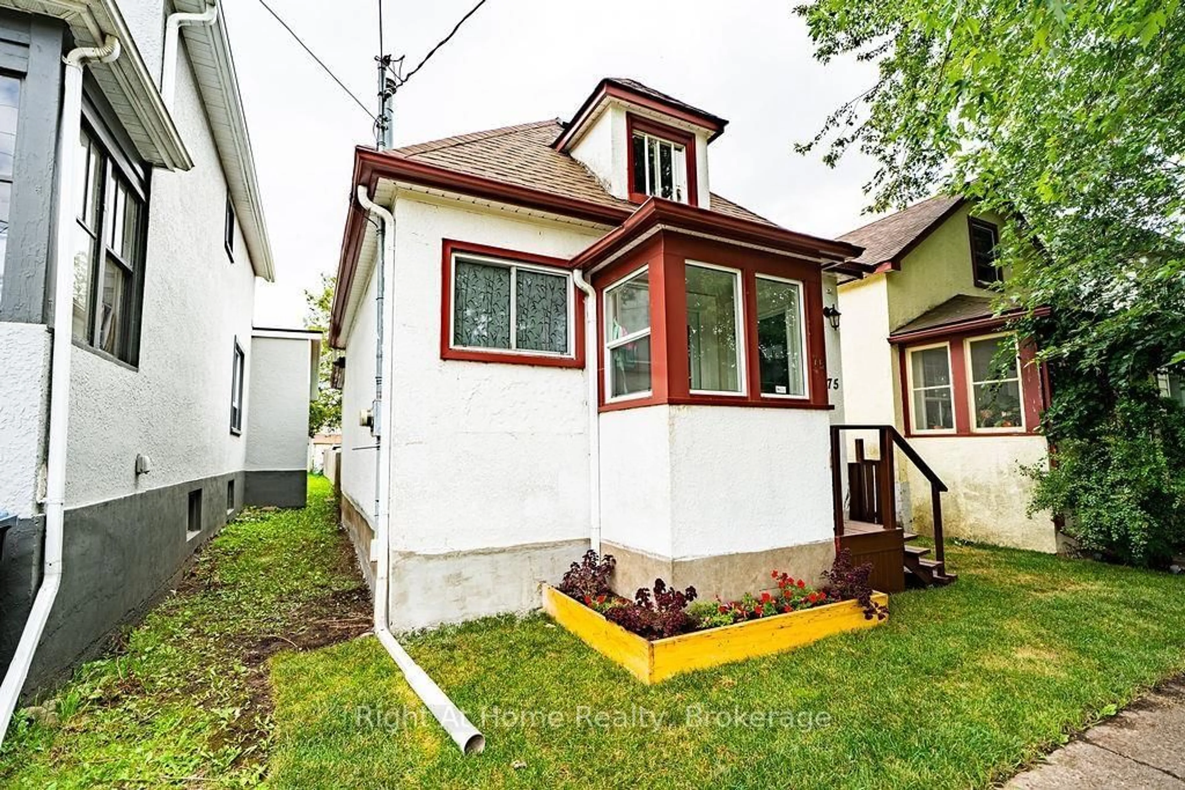 Patio, street for 75 Ontario St, Thunder Bay Ontario P7B 3G1