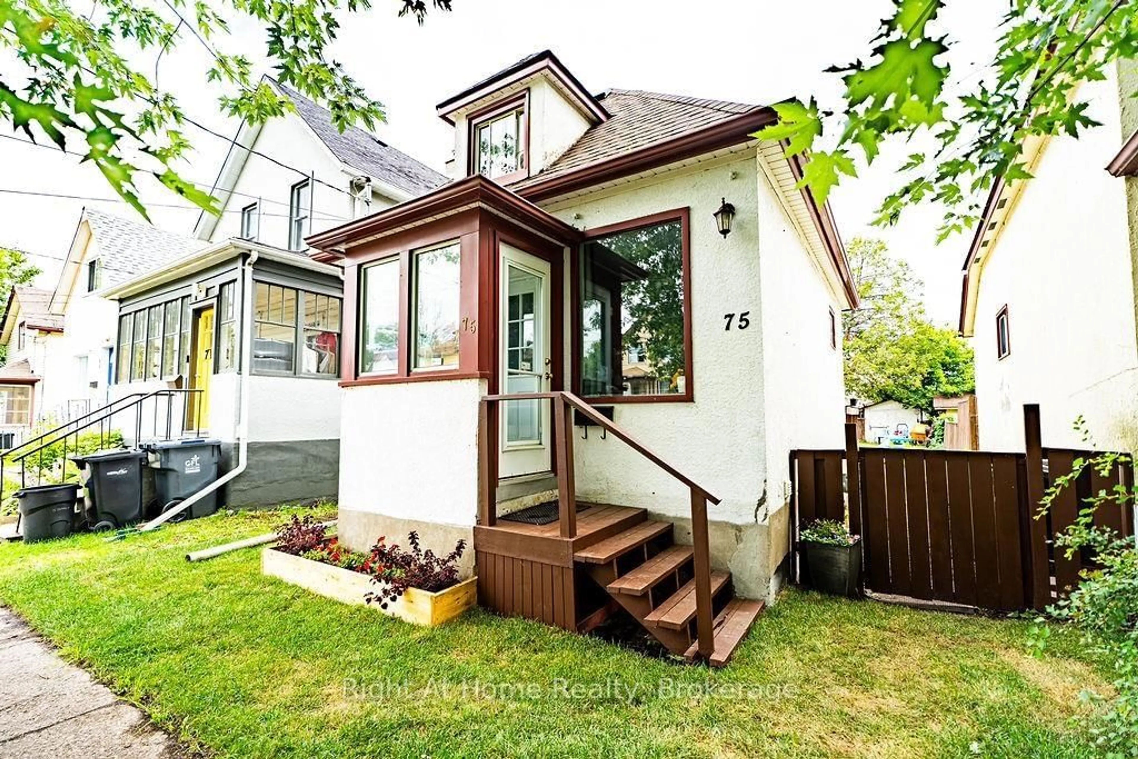 Home with vinyl exterior material, street for 75 Ontario St, Thunder Bay Ontario P7B 3G1
