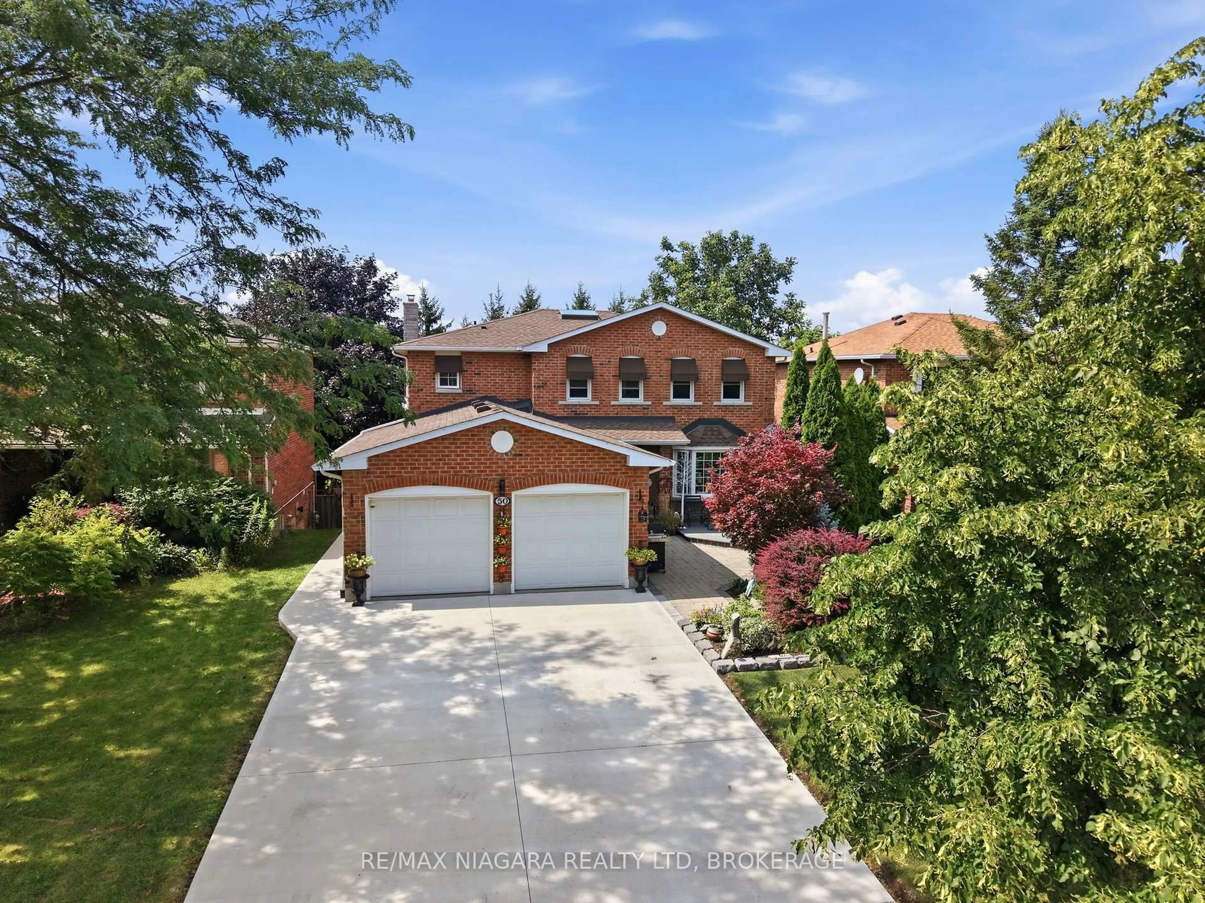 A pic from outside/outdoor area/front of a property/back of a property/a pic from drone, street for 50 Barbican Tr, St. Catharines Ontario L2T 4A3