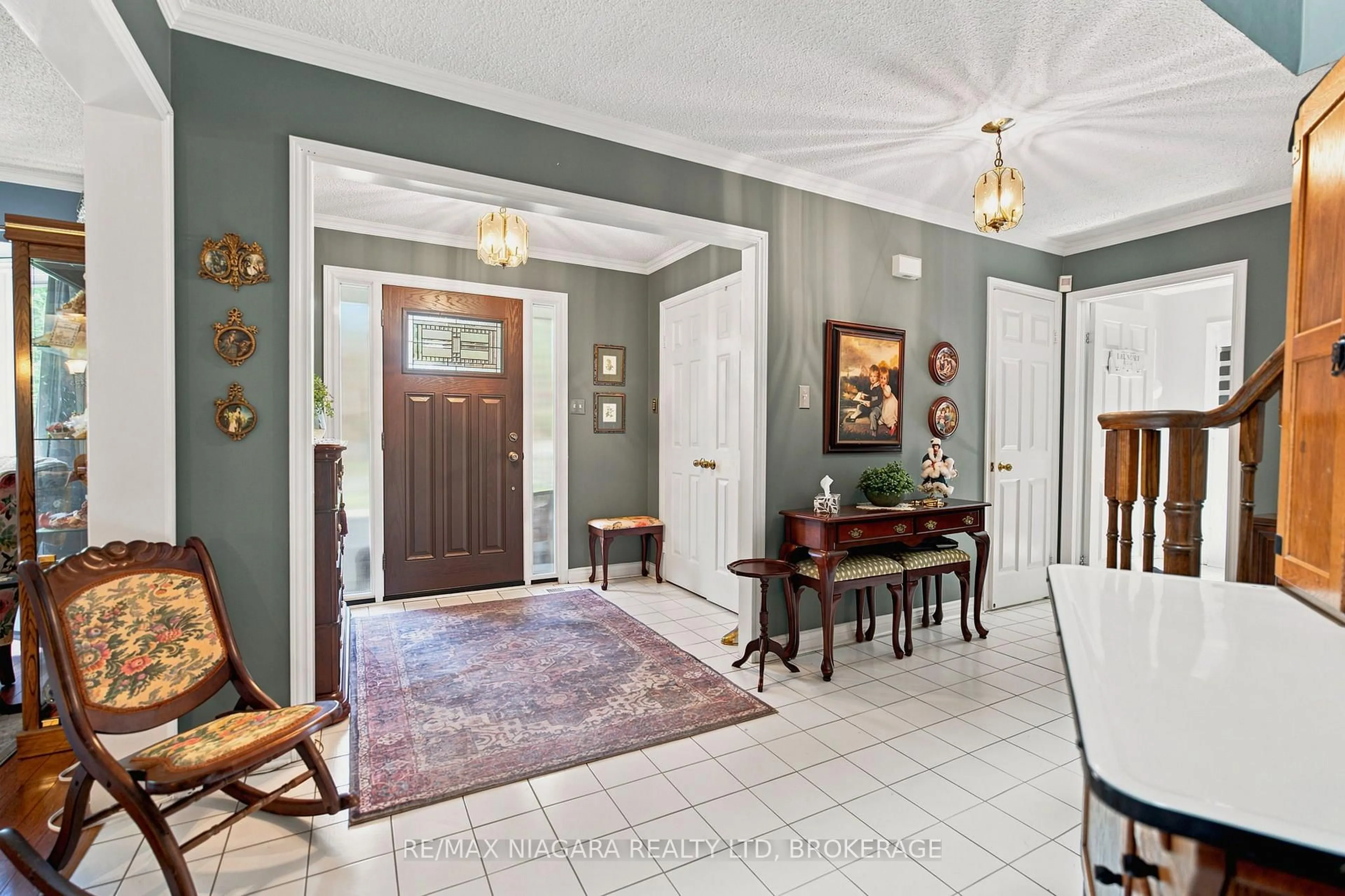 Indoor entryway for 50 Barbican Tr, St. Catharines Ontario L2T 4A3