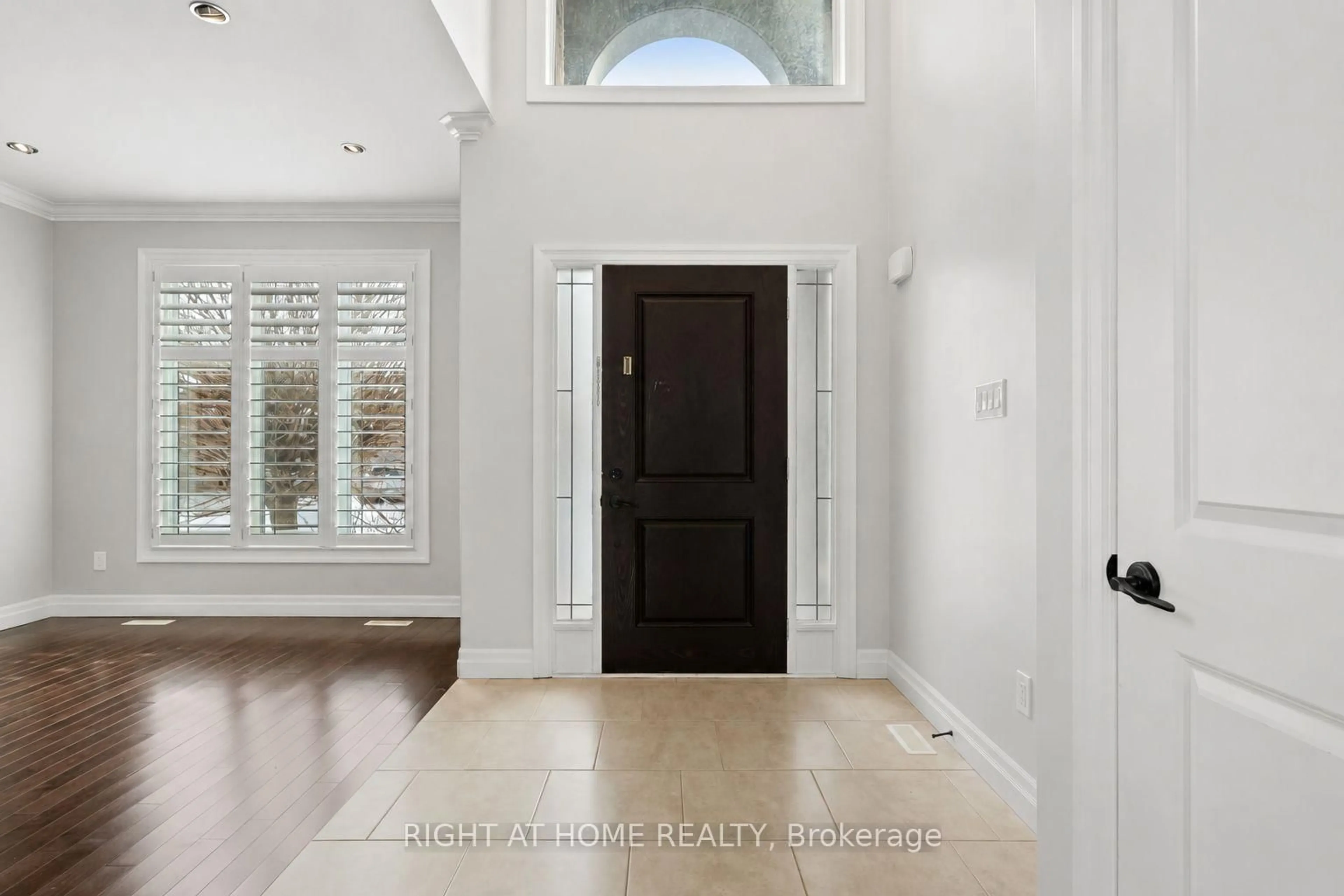 Indoor entryway for 6540 Upper Canada Cross, London South Ontario N6P 0B9
