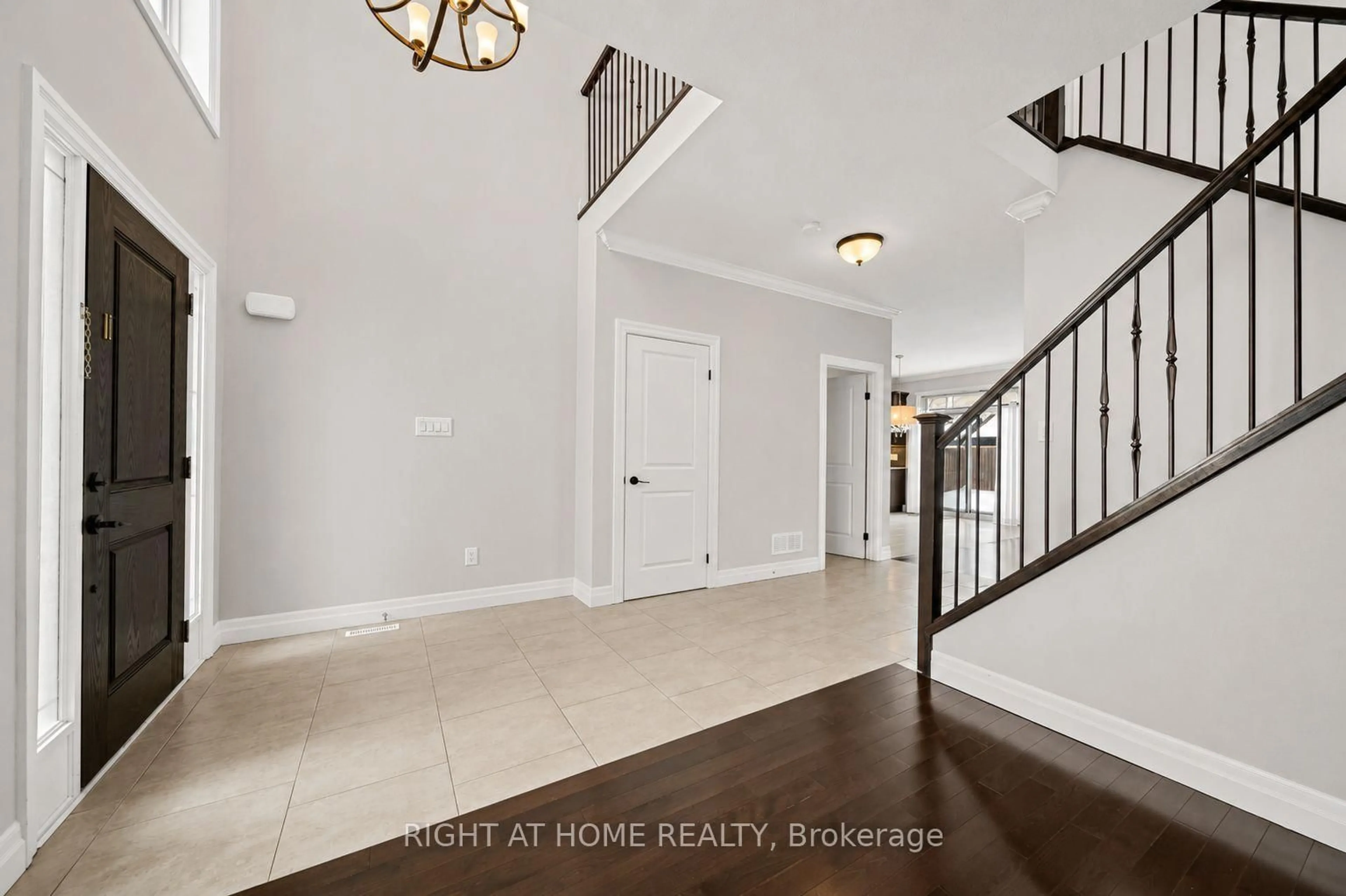 Indoor entryway for 6540 Upper Canada Cross, London South Ontario N6P 0B9