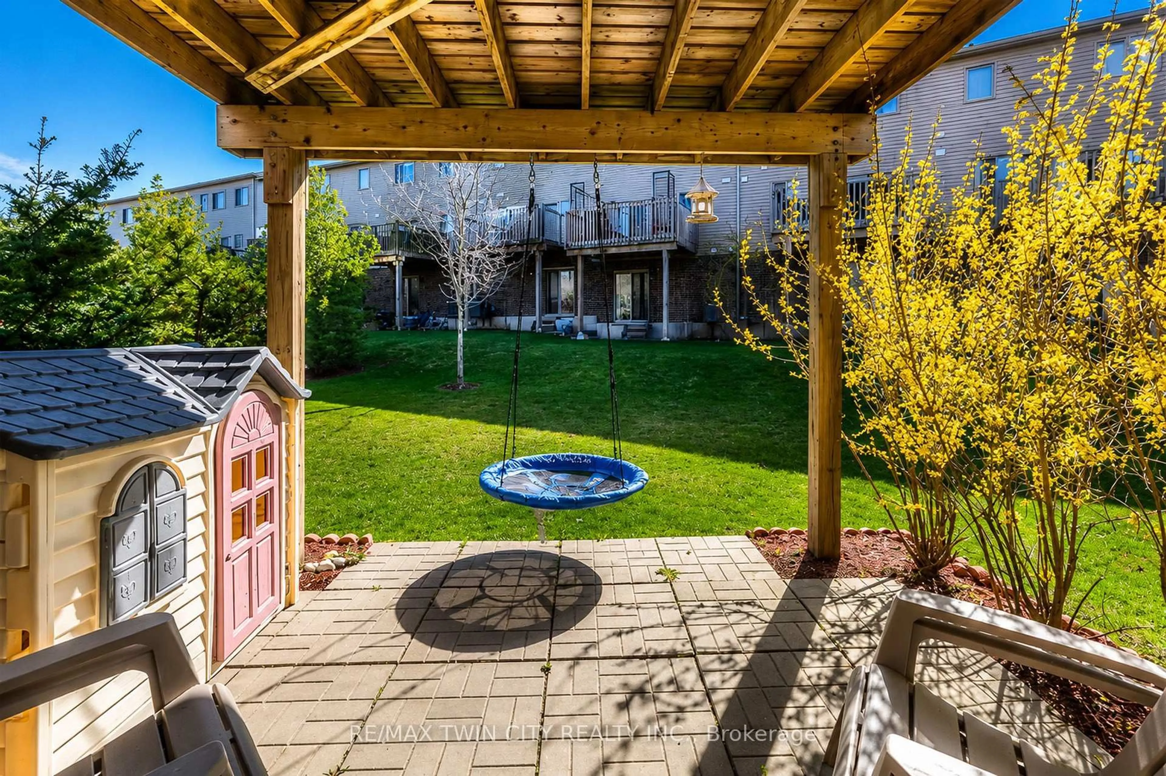 Patio, street for 750 Lawrence St #86, Cambridge Ontario N3H 4A9