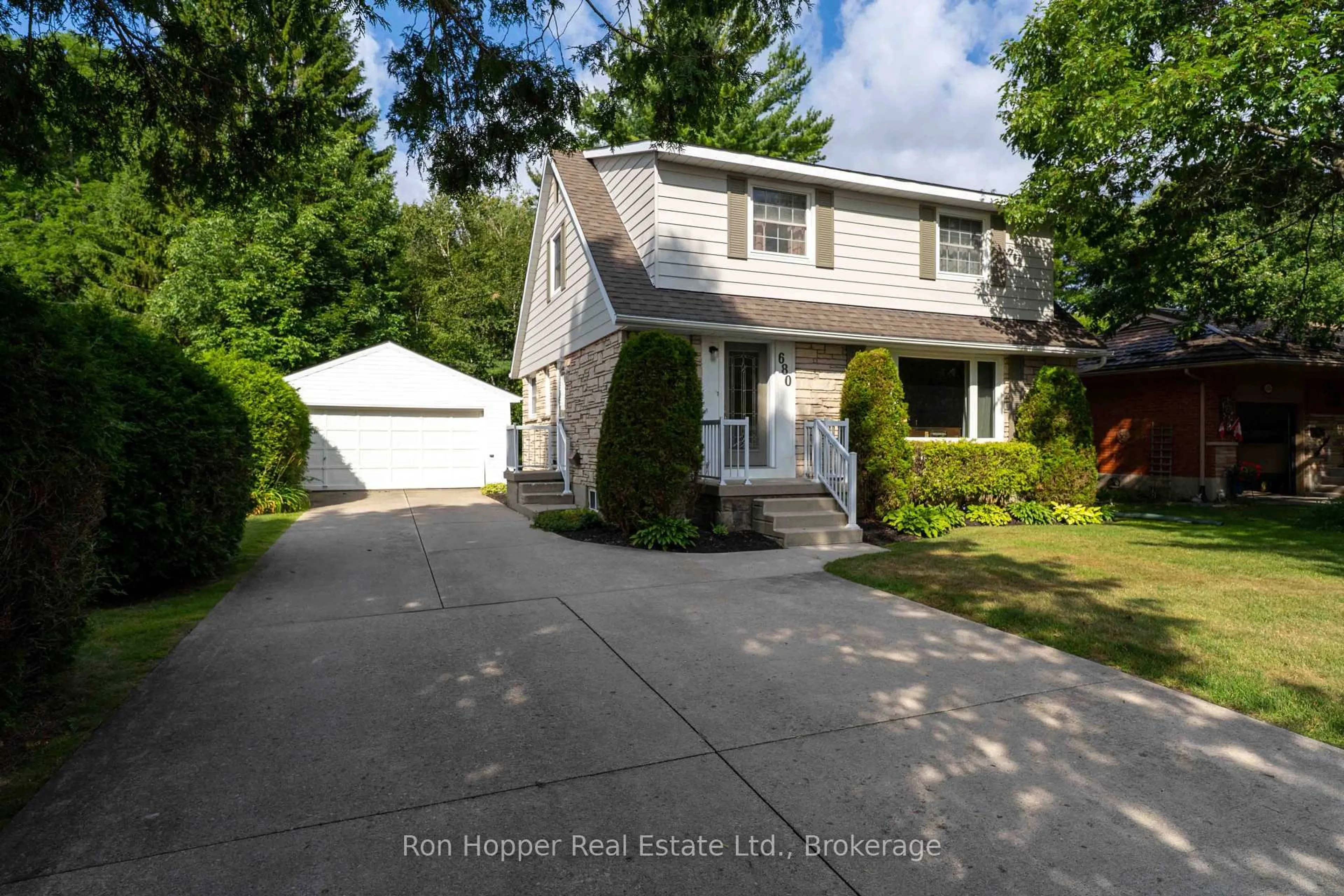 Home with vinyl exterior material, street for 680 6th Ave, Owen Sound Ontario N4K 5E7