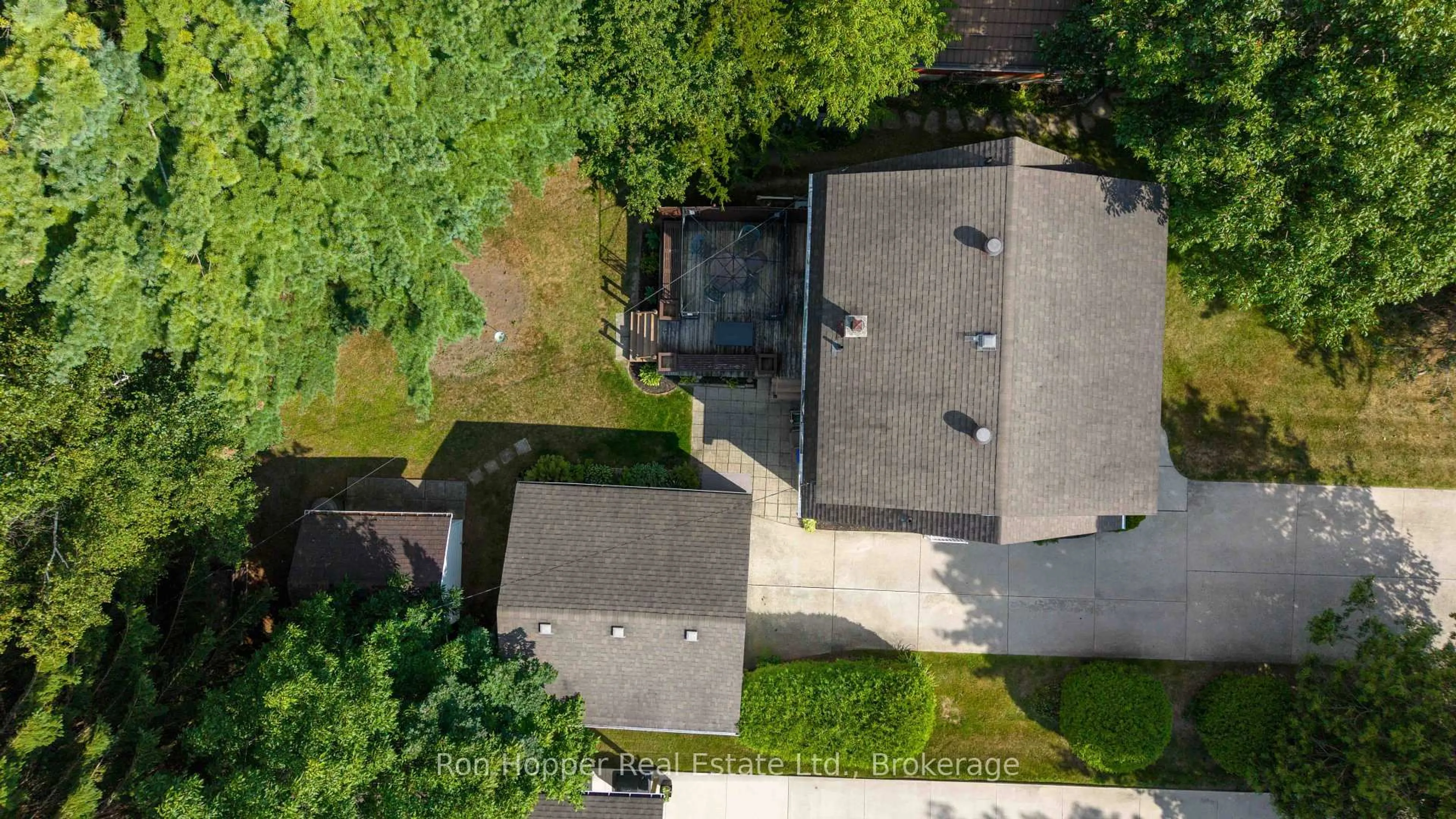 A pic from outside/outdoor area/front of a property/back of a property/a pic from drone, street for 680 6th Ave, Owen Sound Ontario N4K 5E7
