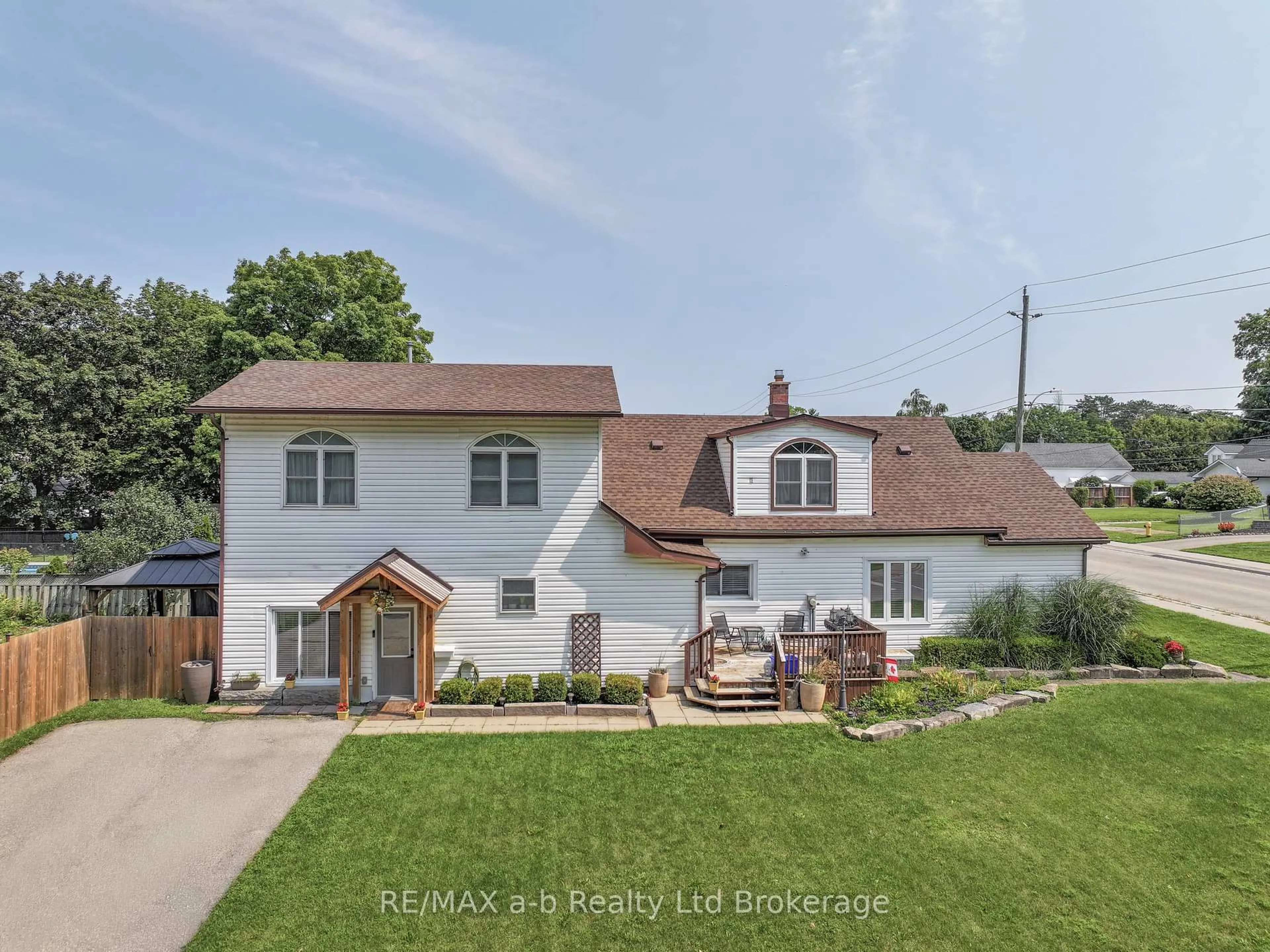 A pic from outside/outdoor area/front of a property/back of a property/a pic from drone, street for 13 Potters Rd, Tillsonburg Ontario N4G 2G9