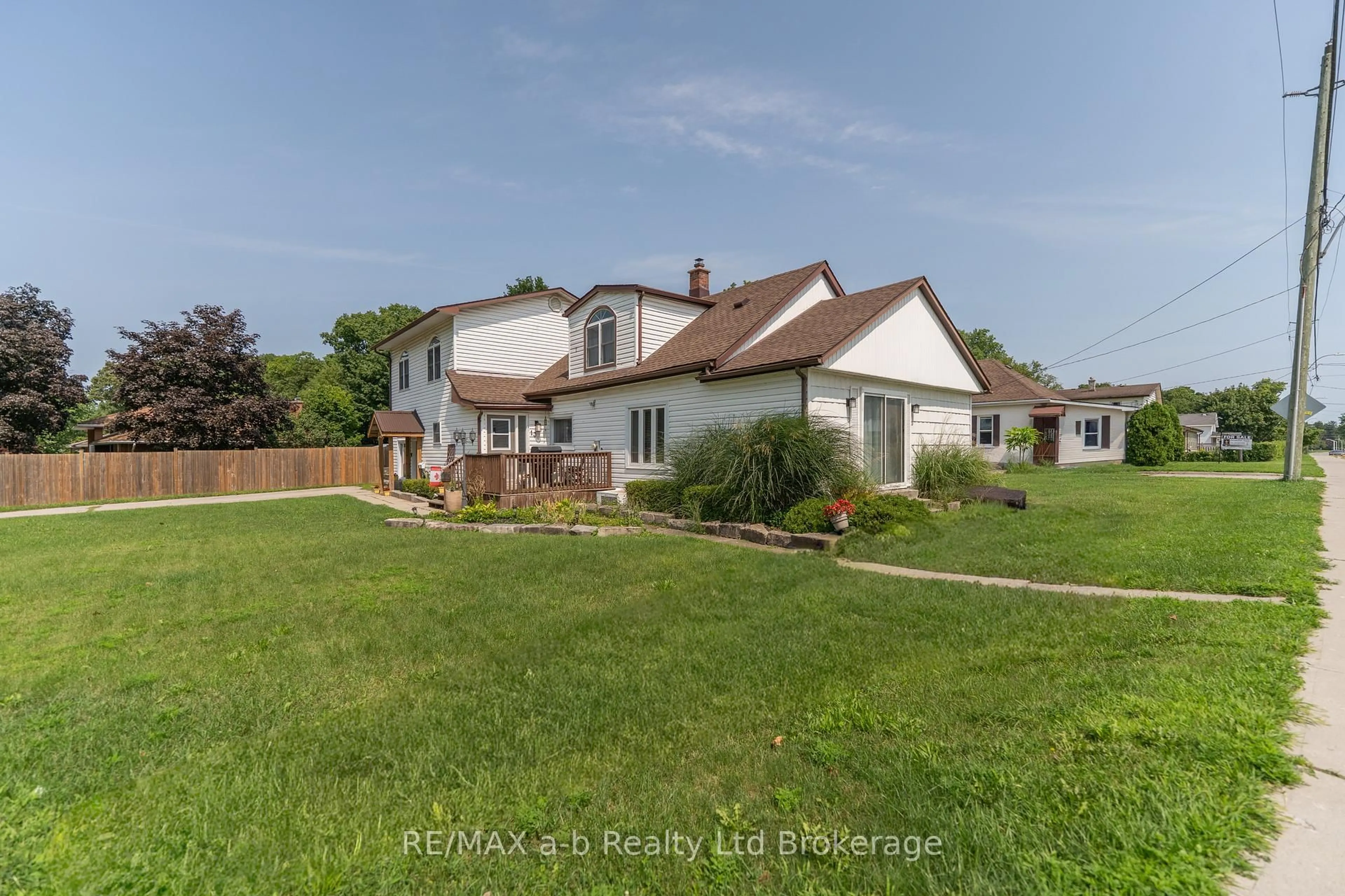 A pic from outside/outdoor area/front of a property/back of a property/a pic from drone, street for 13 Potters Rd, Tillsonburg Ontario N4G 2G9