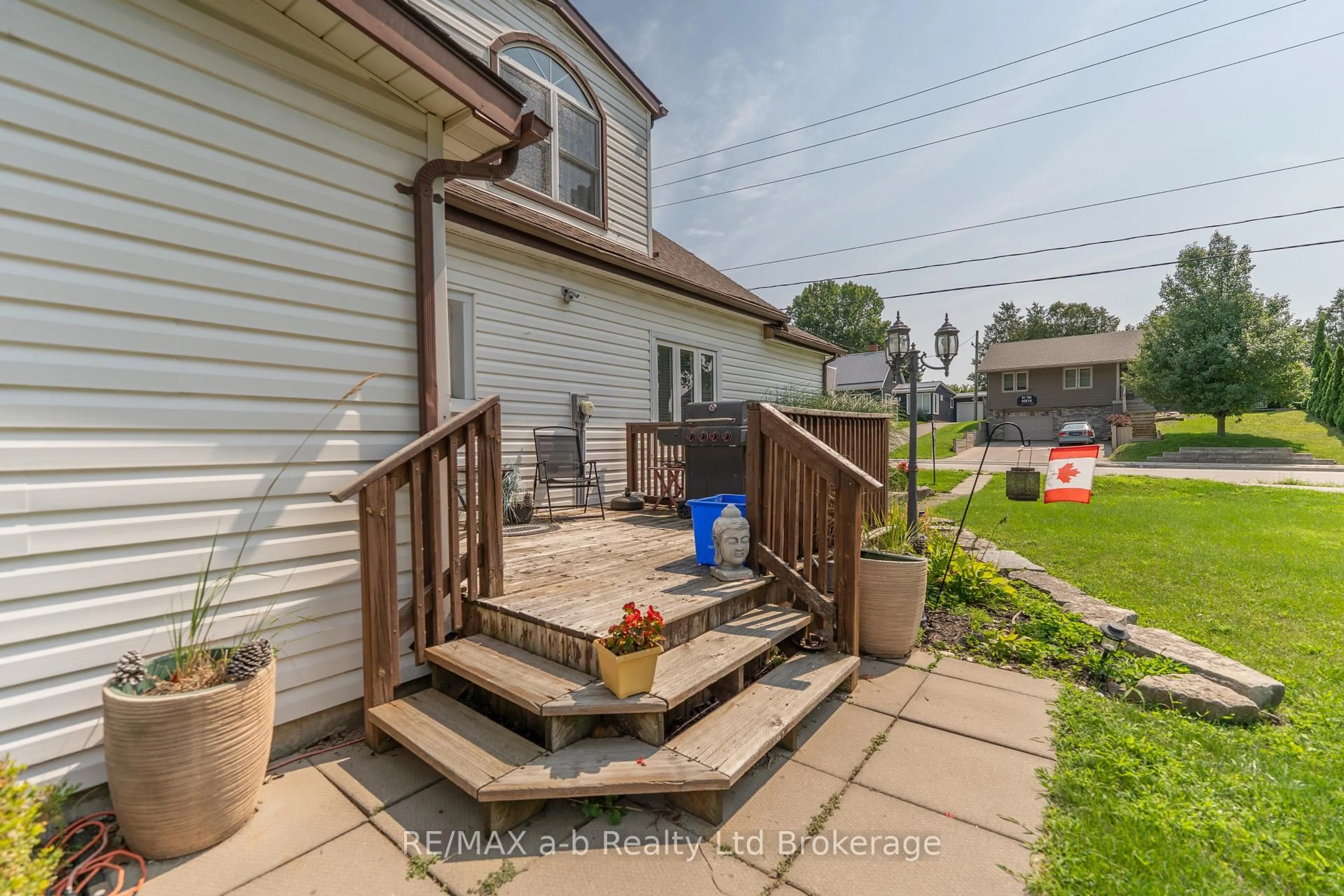 Patio, street for 13 Potters Rd, Tillsonburg Ontario N4G 2G9