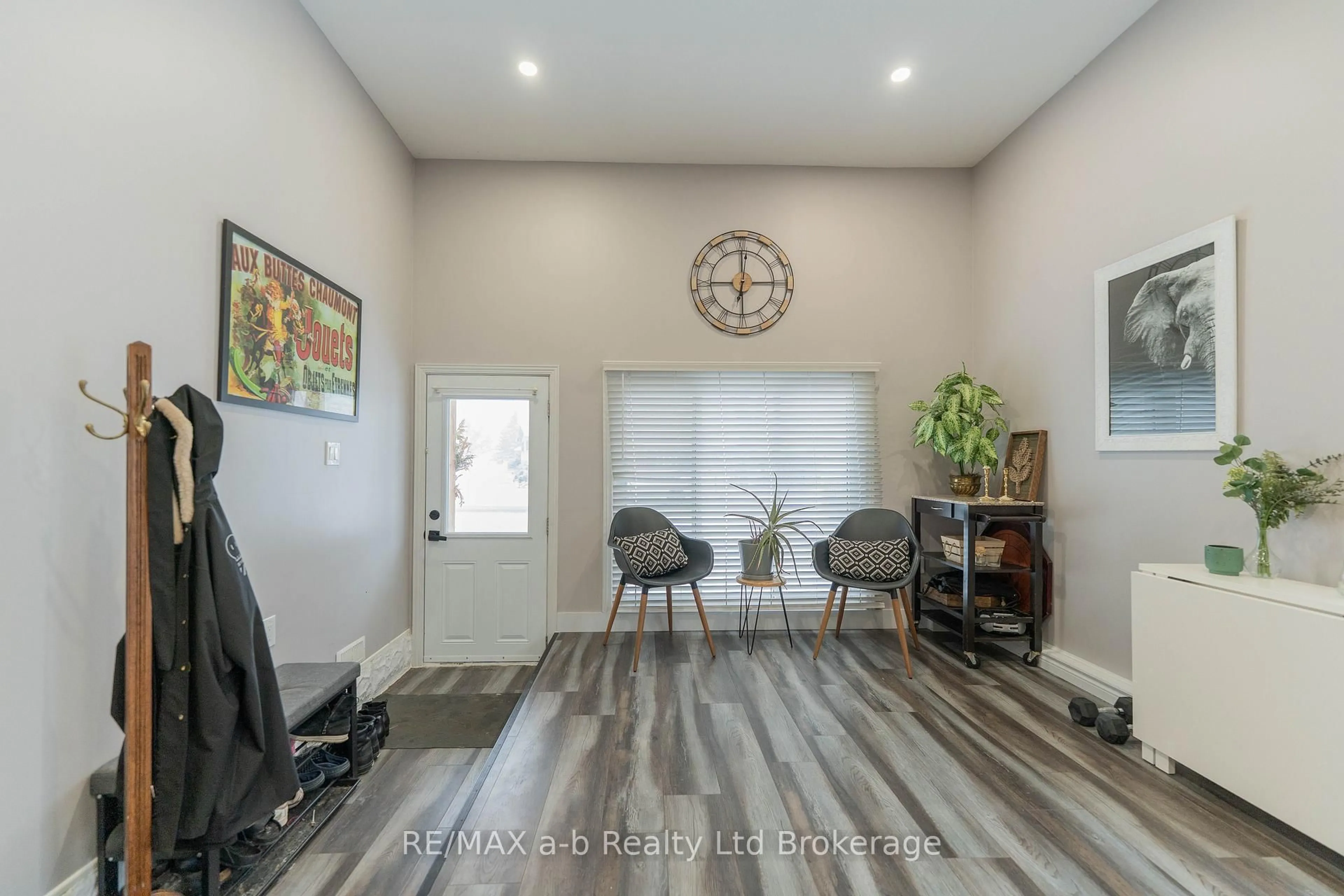 Indoor entryway for 13 Potters Rd, Tillsonburg Ontario N4G 2G9