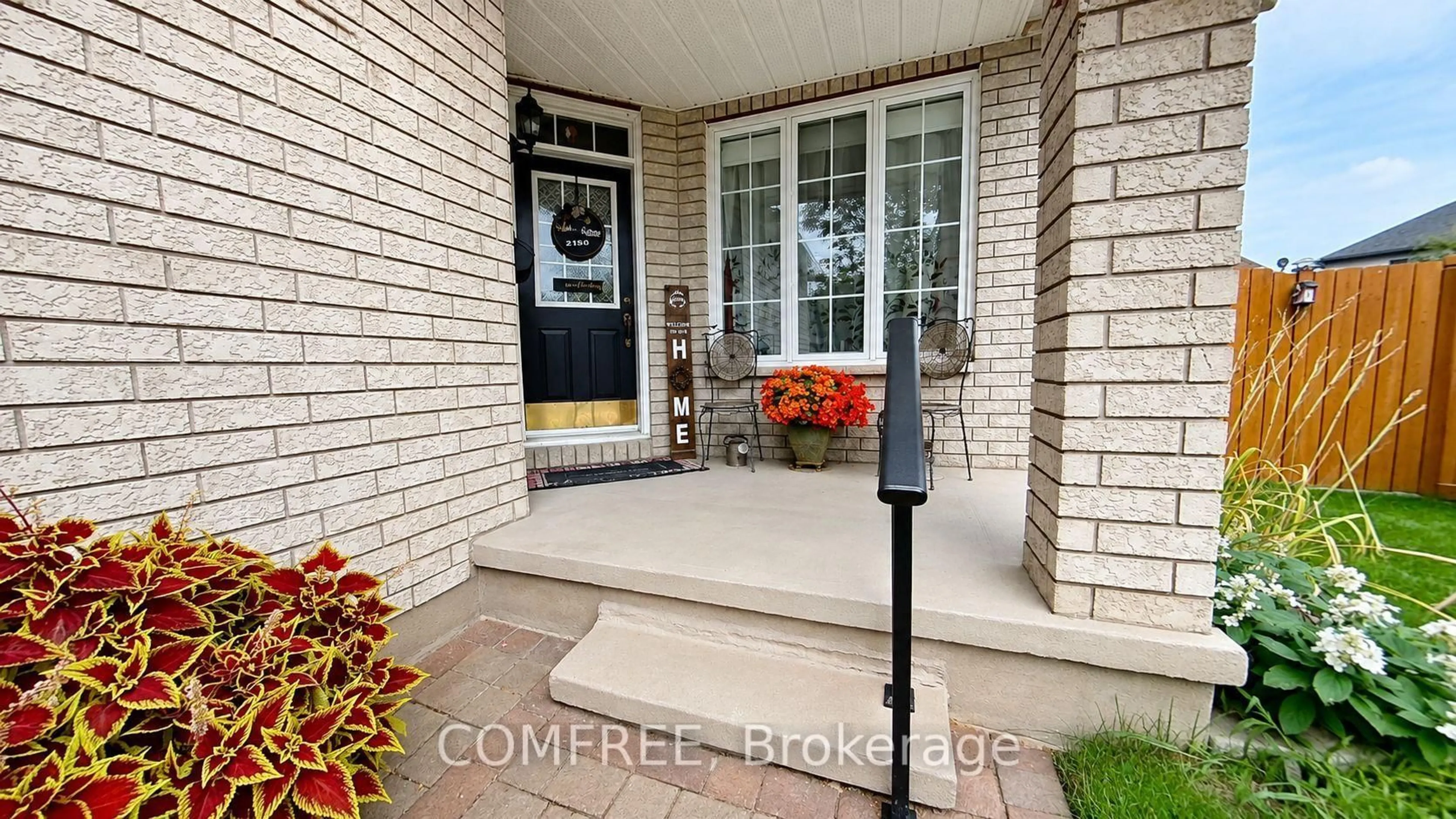 Indoor entryway for 2150 Sojourn St, Orleans Ontario K4A 4E2