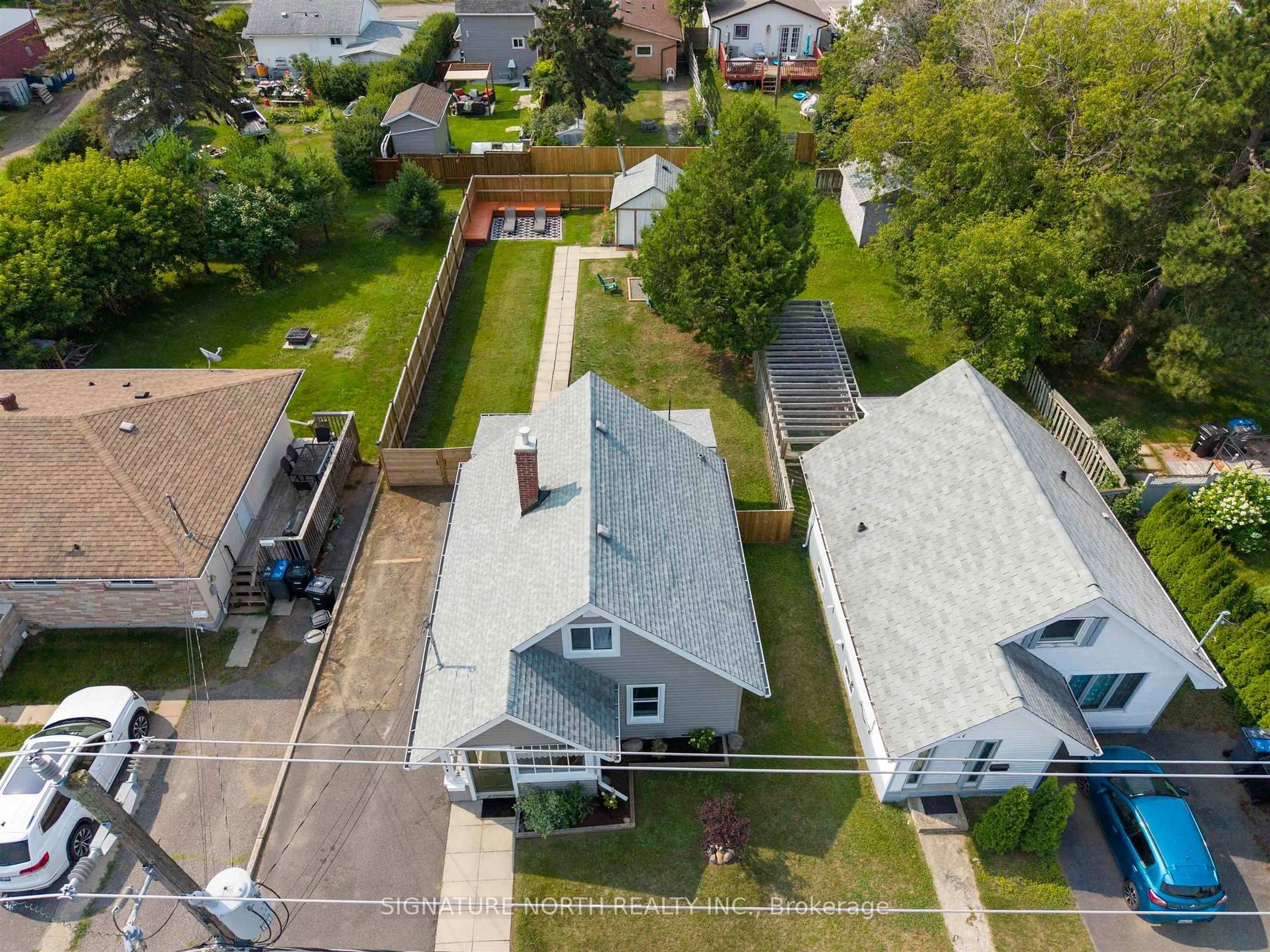 A pic from outside/outdoor area/front of a property/back of a property/a pic from drone, street for 319 Lillian St, Thunder Bay Ontario P7A 1J1