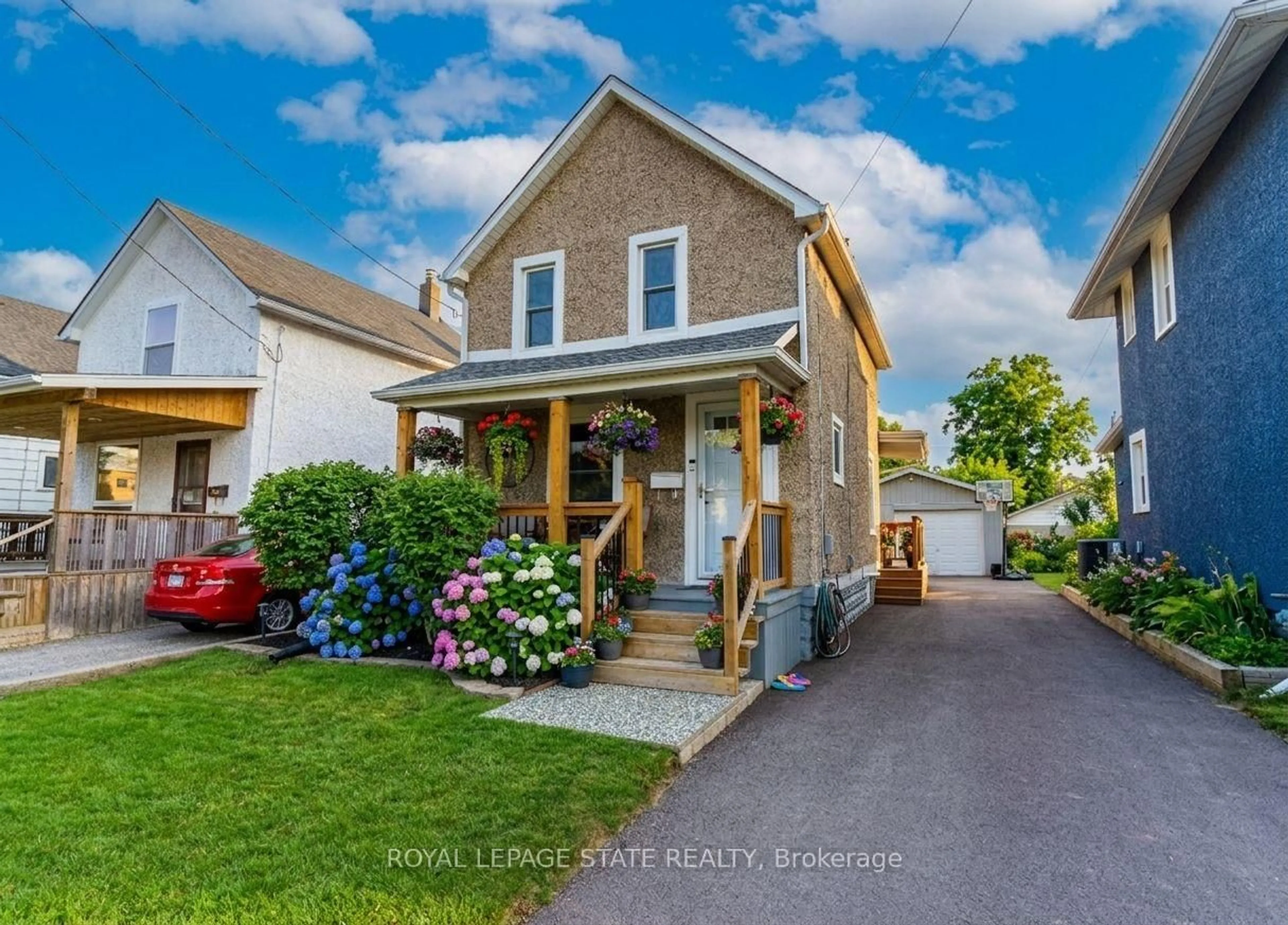 Home with vinyl exterior material, street for 109 Wilton Ave, Welland Ontario L3C 2A1