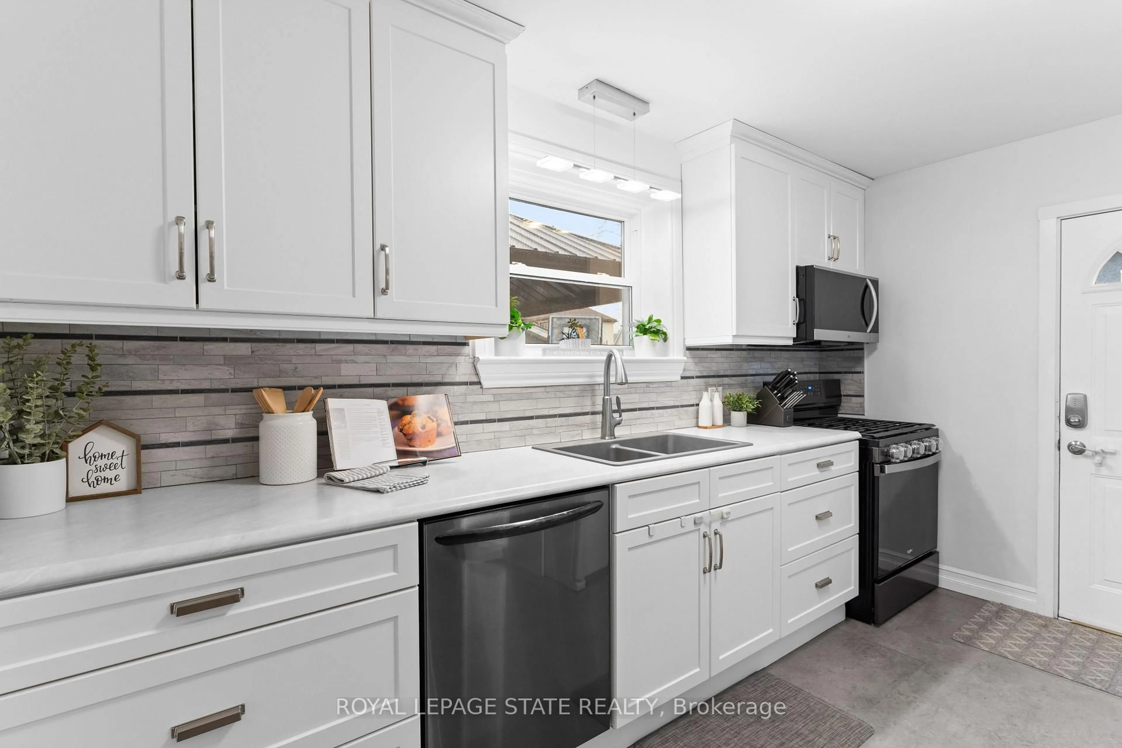 Open concept kitchen, ceramic/tile floor for 109 Wilton Ave, Welland Ontario L3C 2A1