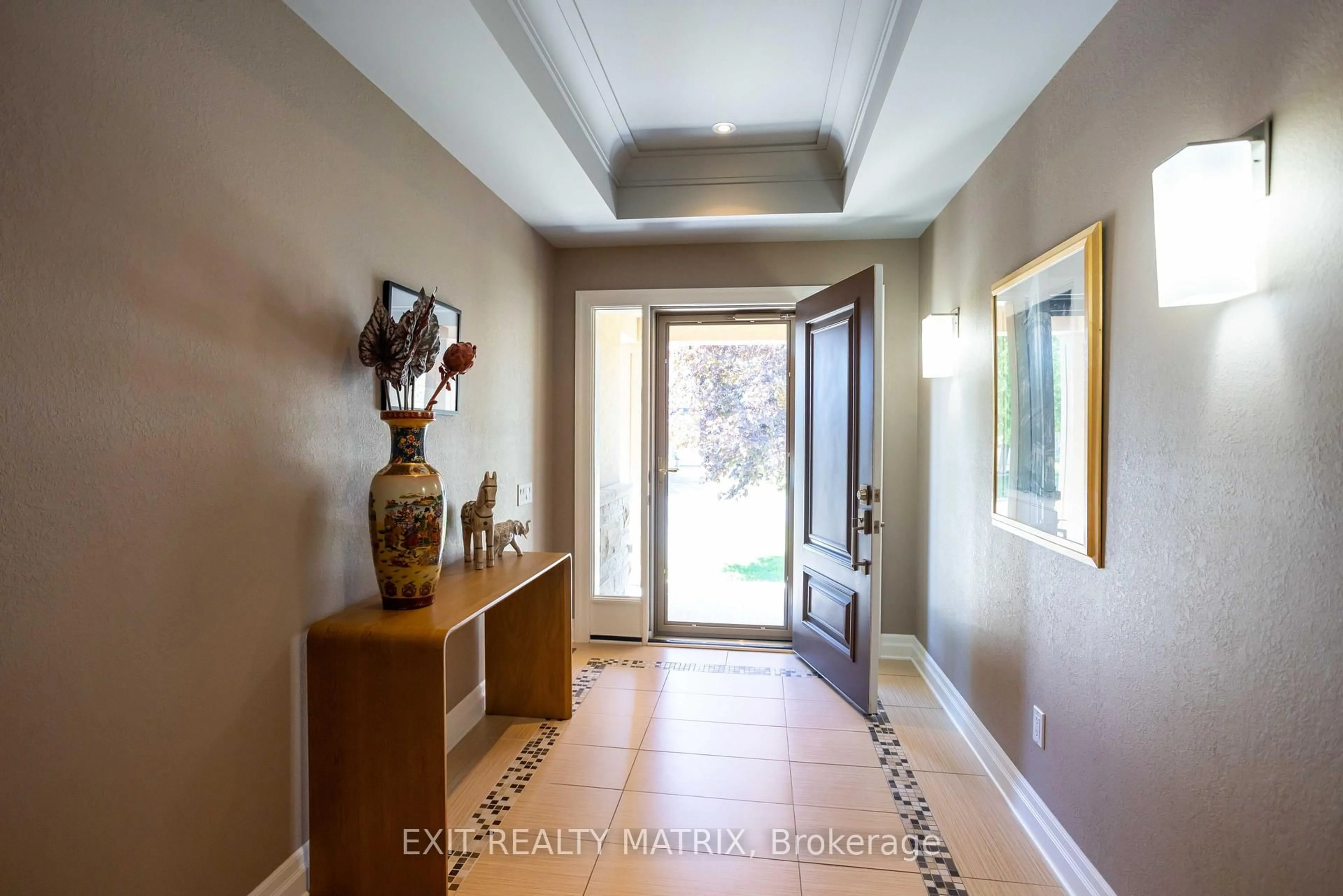 Indoor entryway for 79 Radisson Dr, Russell Ontario K0A 1W0