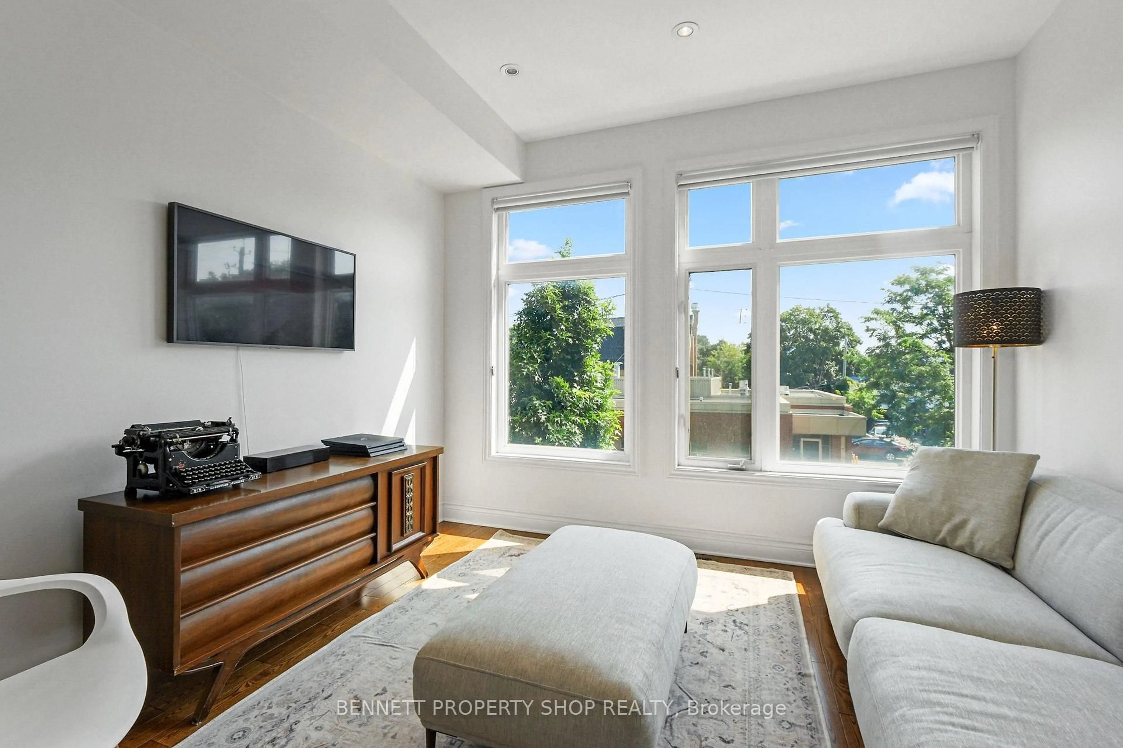 Living room with furniture, unknown for 288 Cambridge St, Ottawa Ontario K1R 0B4