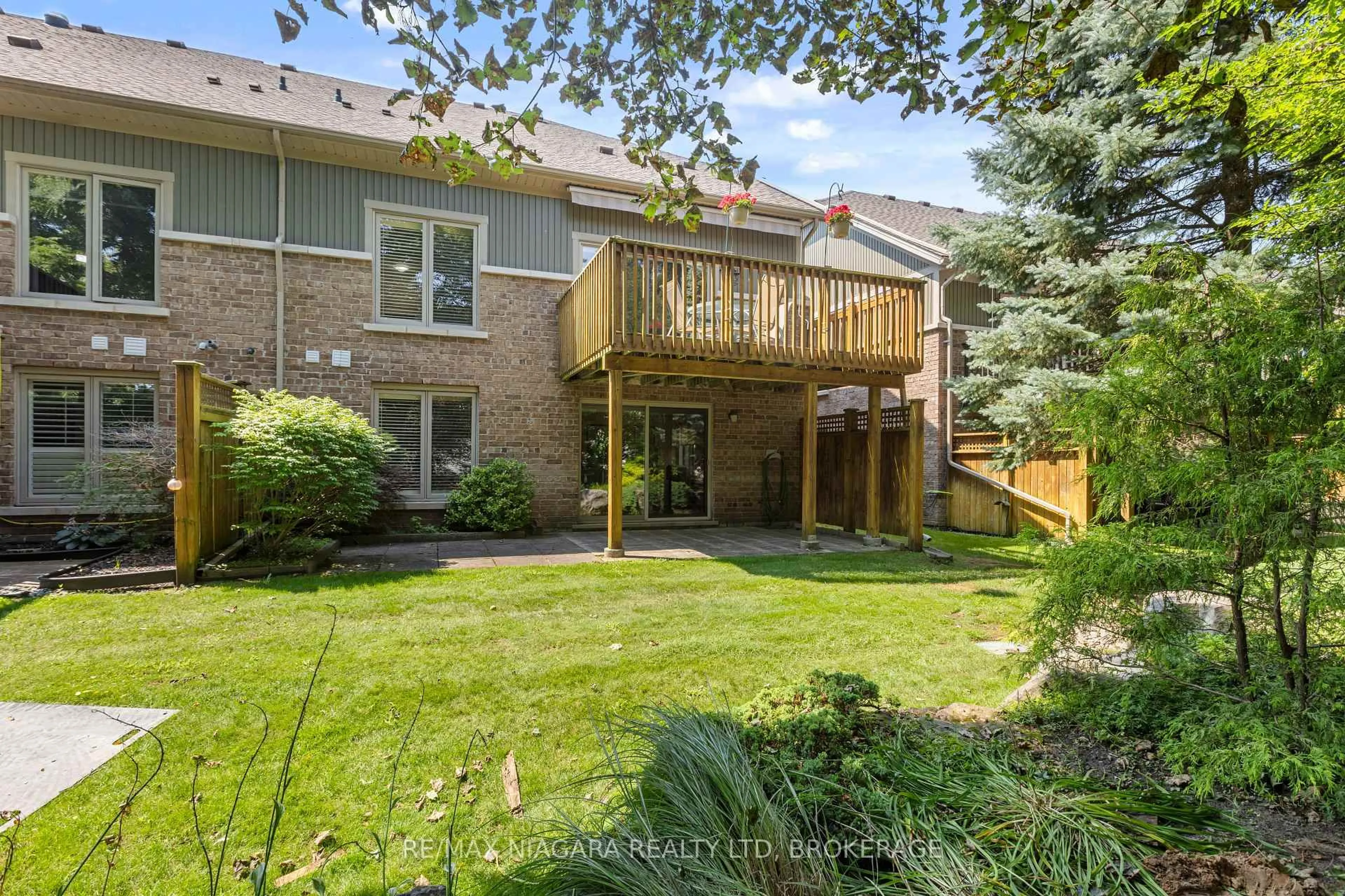 Patio, street for 1398 Pelham St #33, Pelham Ontario L3E 0T4