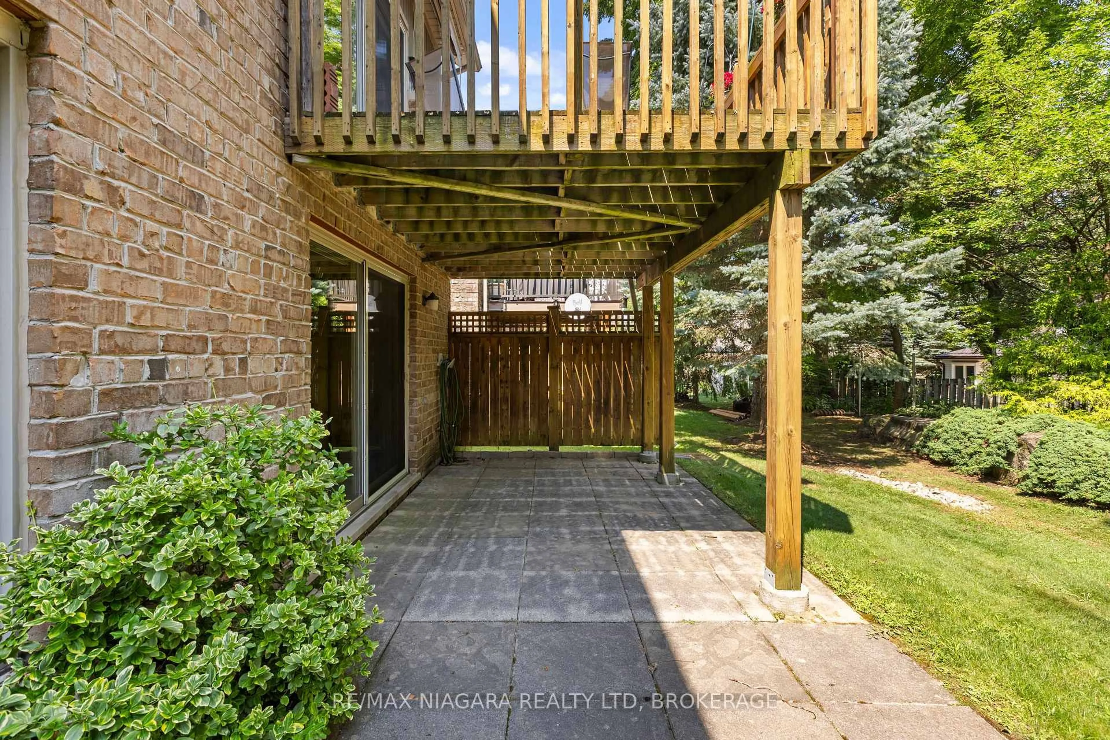 Patio, street for 1398 Pelham St #33, Pelham Ontario L3E 0T4