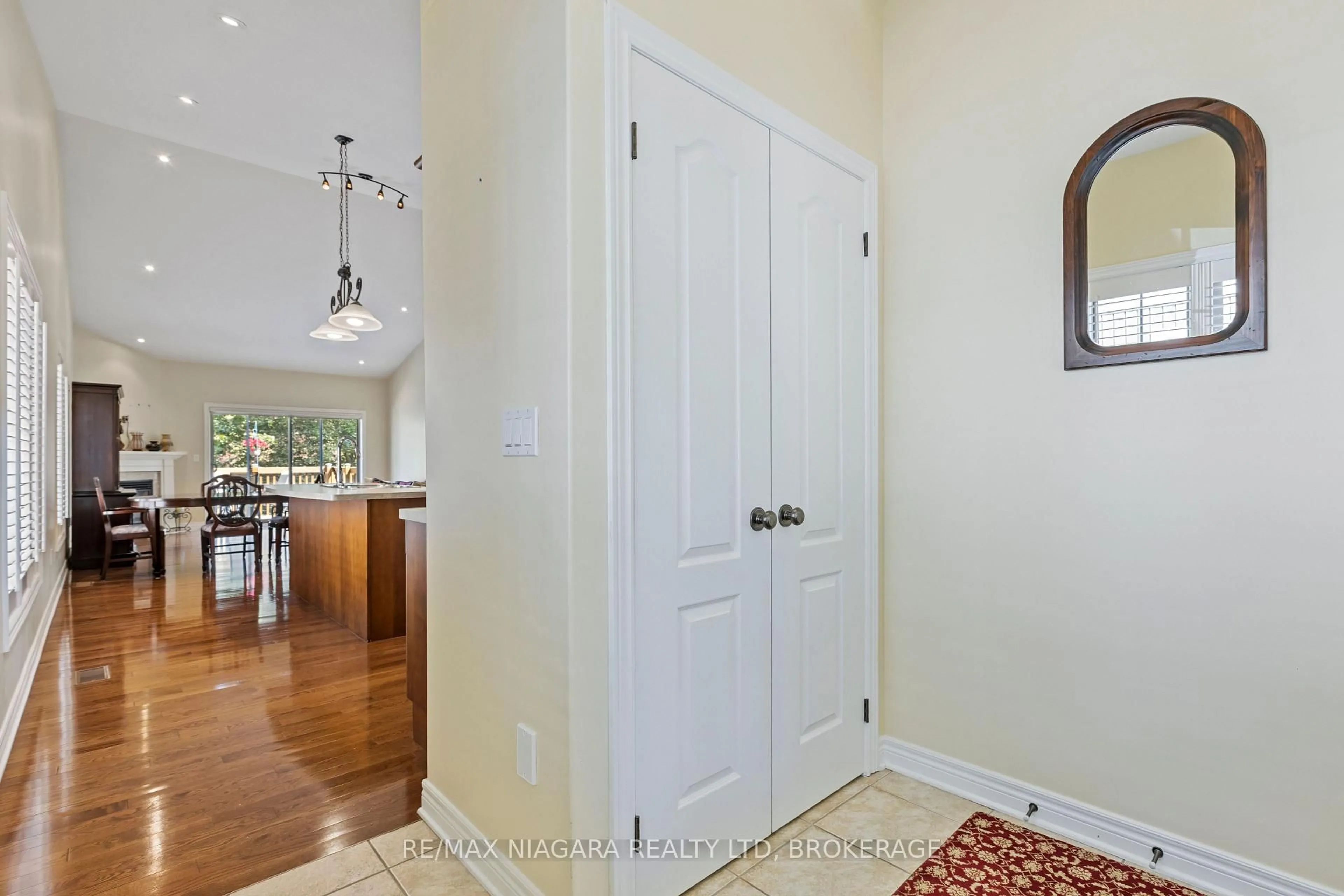Indoor entryway for 1398 Pelham St #33, Pelham Ontario L3E 0T4
