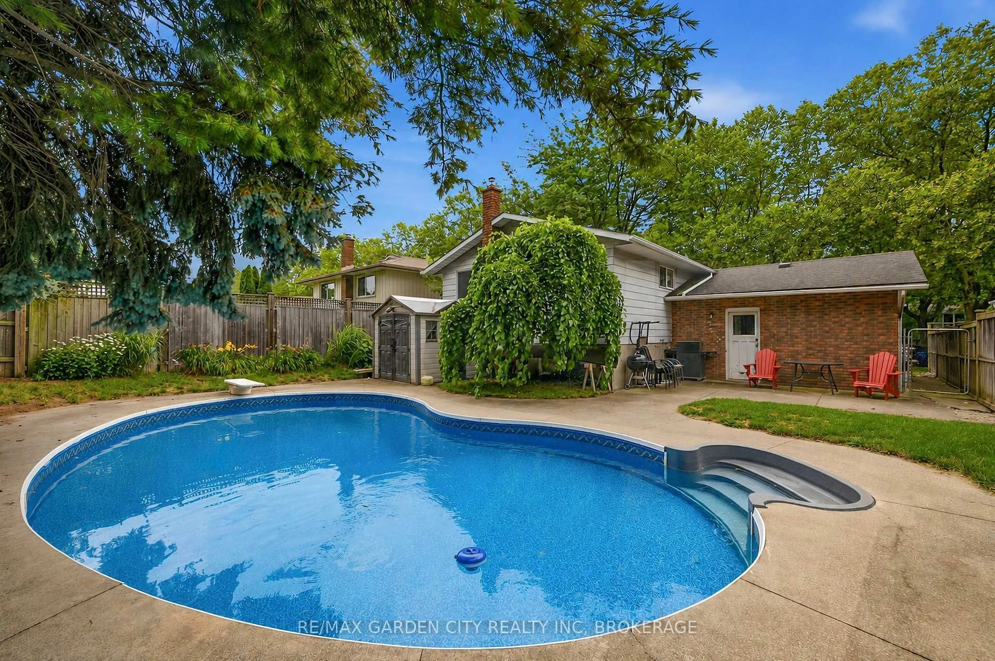 Pool for 11 KIMBERMOUNT Dr, St. Catharines Ontario L2N 5W6