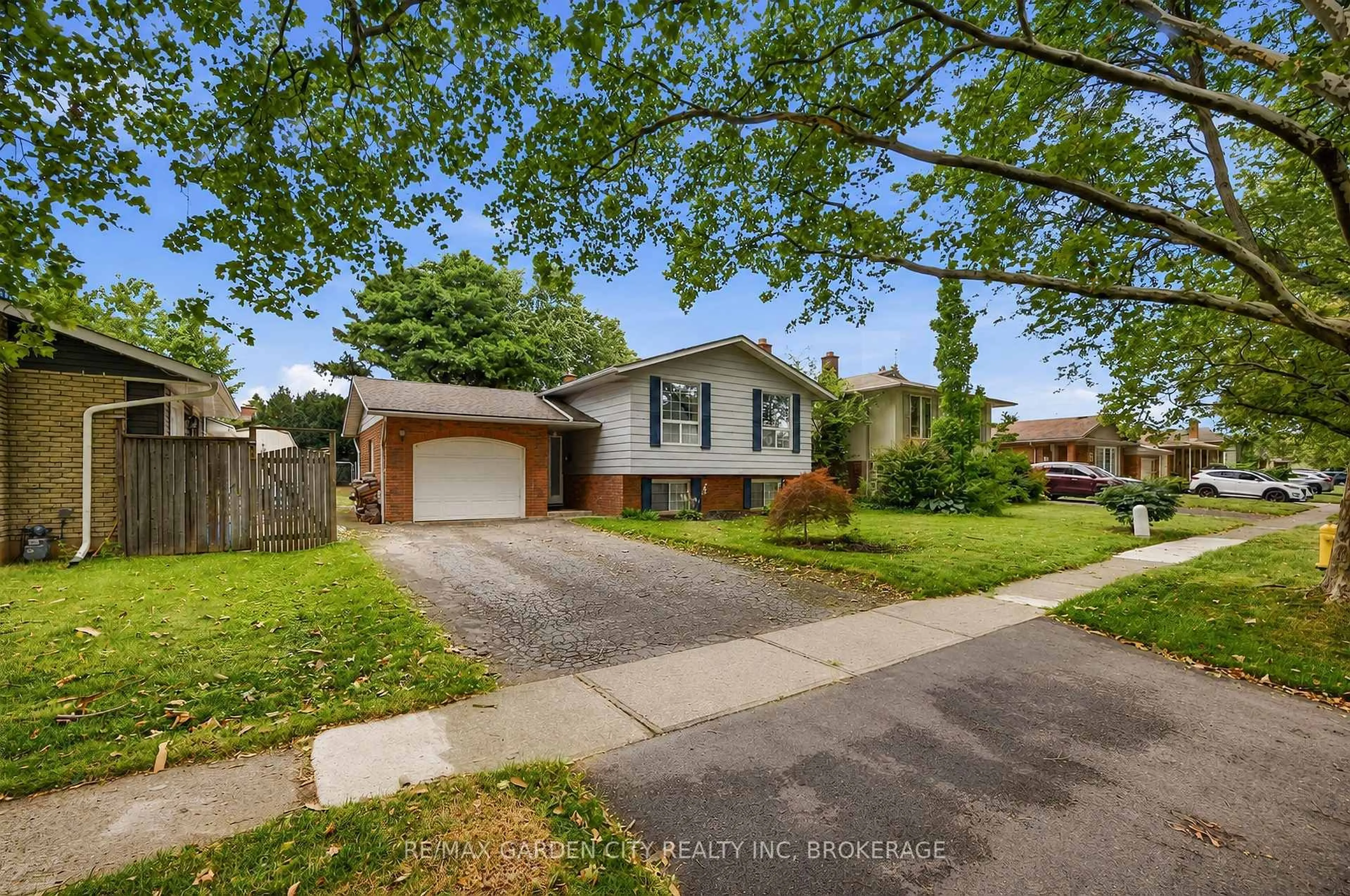 Home with vinyl exterior material, street for 11 KIMBERMOUNT Dr, St. Catharines Ontario L2N 5W6