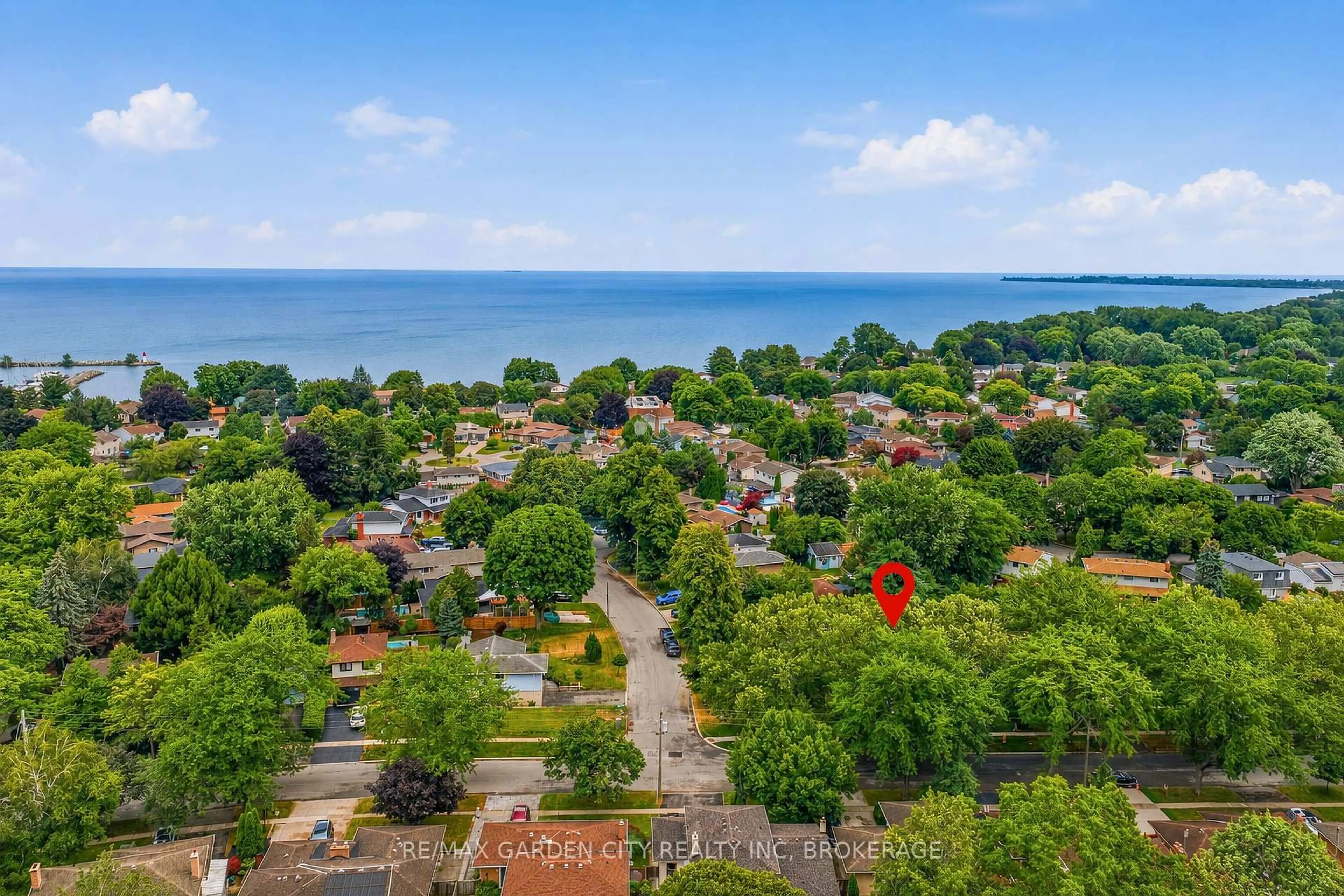 A pic from outside/outdoor area/front of a property/back of a property/a pic from drone, water/lake/river/ocean view for 11 KIMBERMOUNT Dr, St. Catharines Ontario L2N 5W6