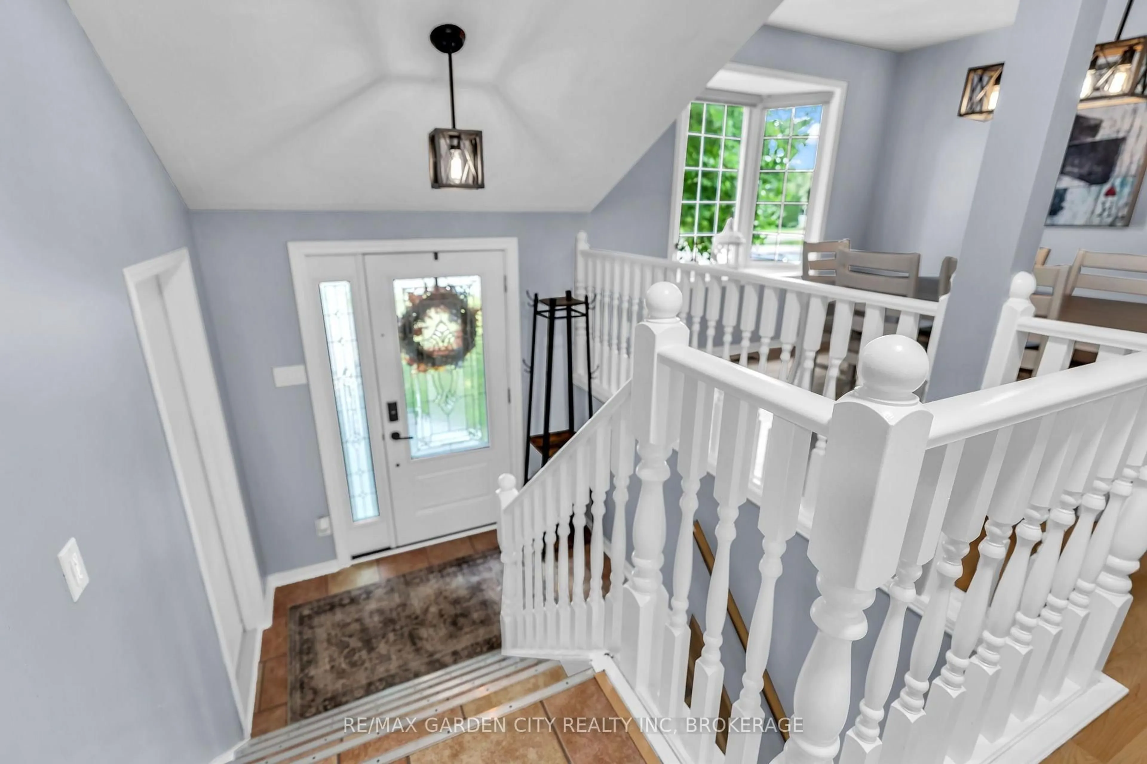 Indoor entryway for 80 Beckett Blvd, Tillsonburg Ontario N4G 5N3