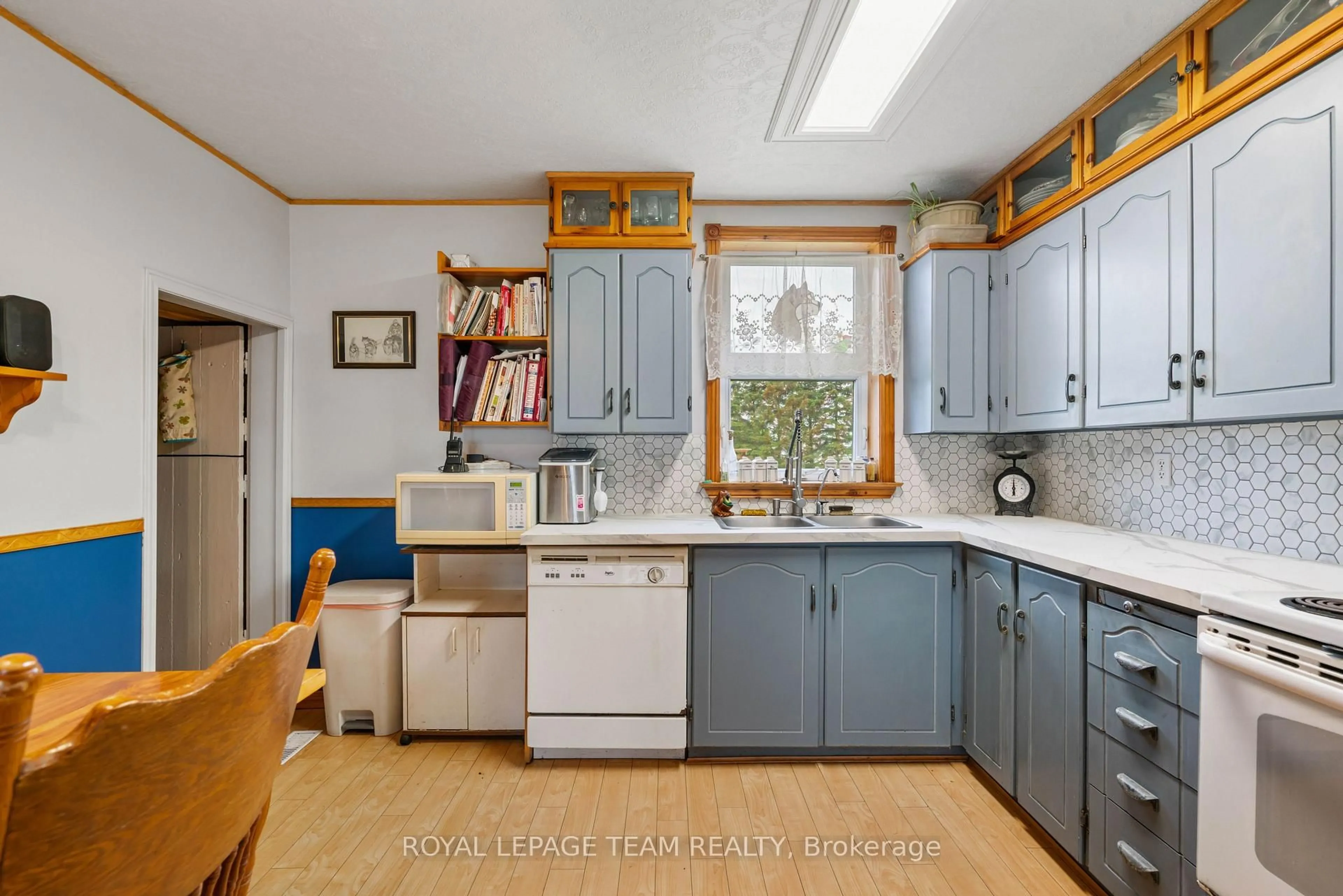Standard kitchen, unknown for 13585 County 9 Rd, North Dundas Ontario K0C 1H0