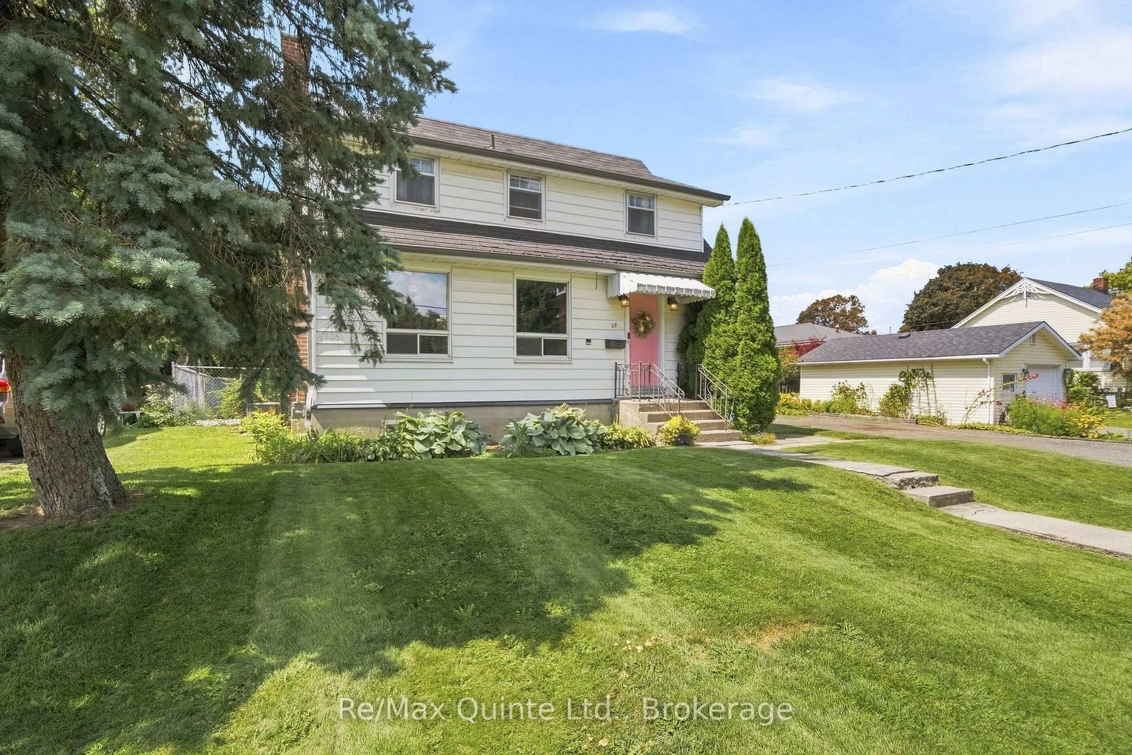 A pic from outside/outdoor area/front of a property/back of a property/a pic from drone, street for 28 Shamrock Rd, Belleville Ontario K8P 4J2