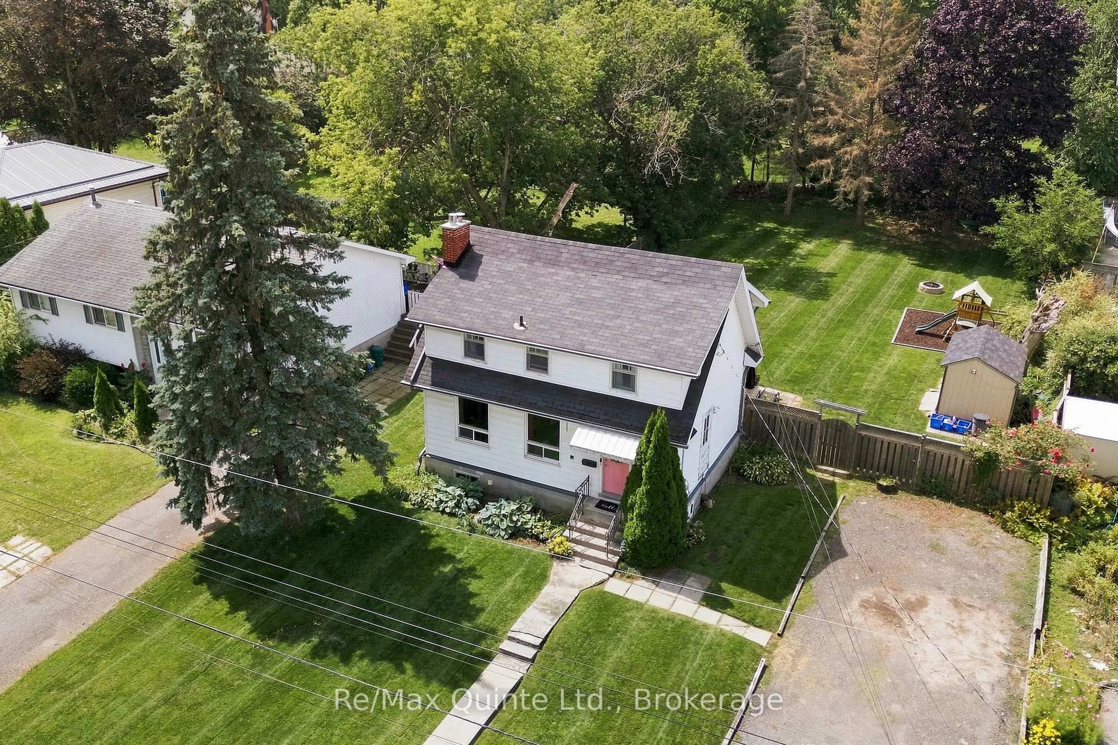A pic from outside/outdoor area/front of a property/back of a property/a pic from drone, street for 28 Shamrock Rd, Belleville Ontario K8P 4J2