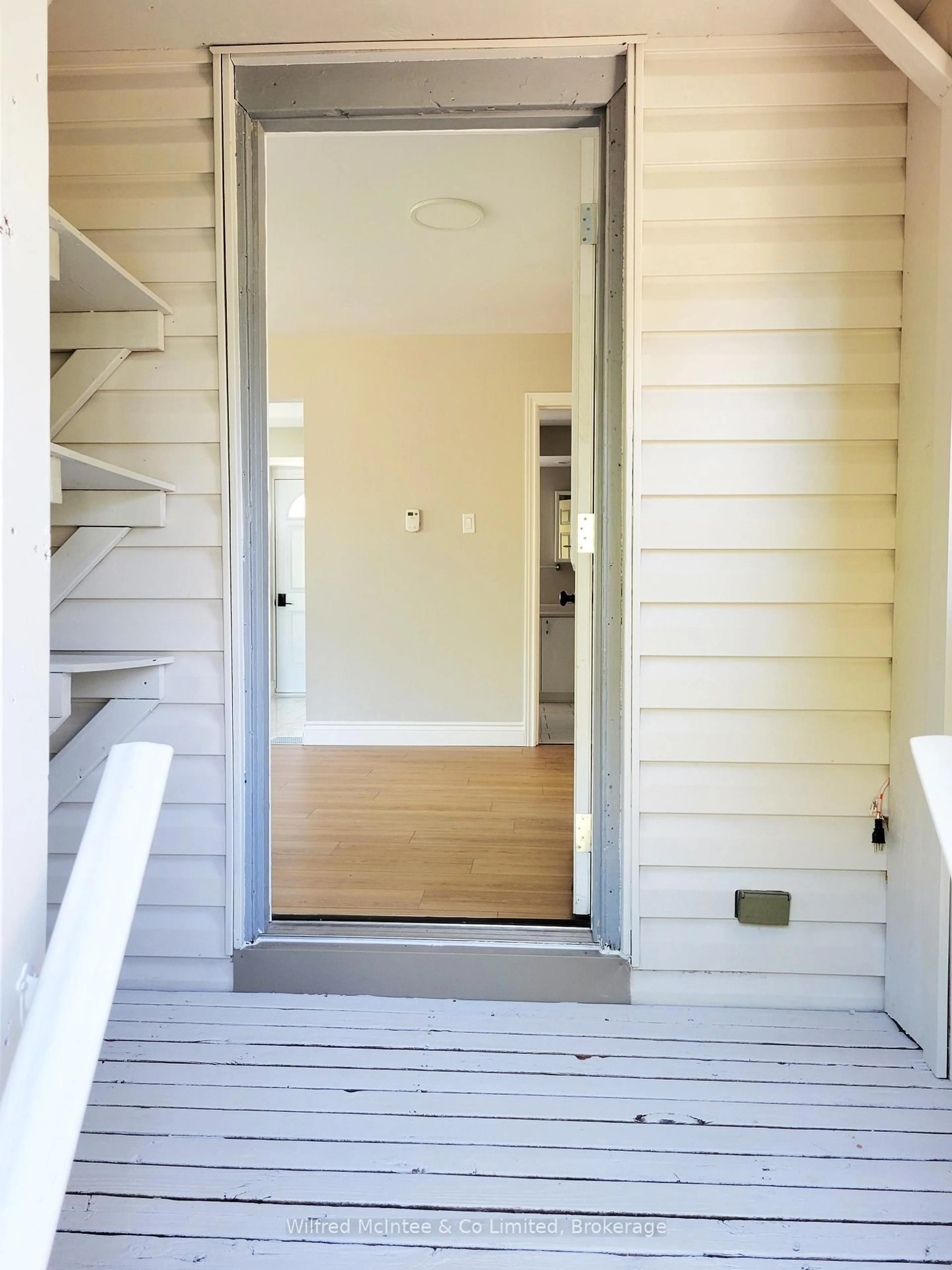 Indoor entryway for 104 MEADOWS Dr, West Grey Ontario N4N 3B8