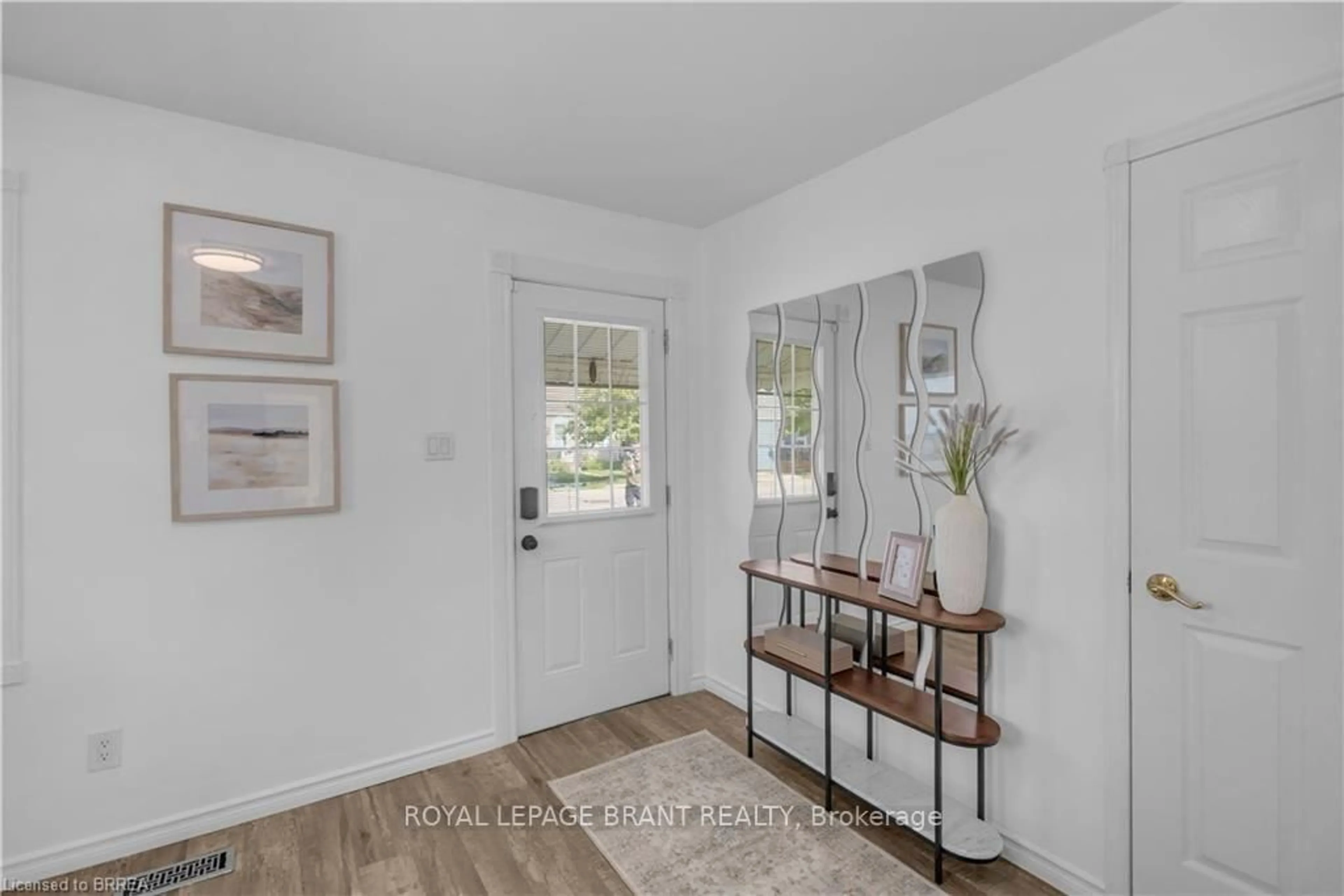 Indoor entryway for 74 Eighth Ave, Brantford Ontario N3S 1C5