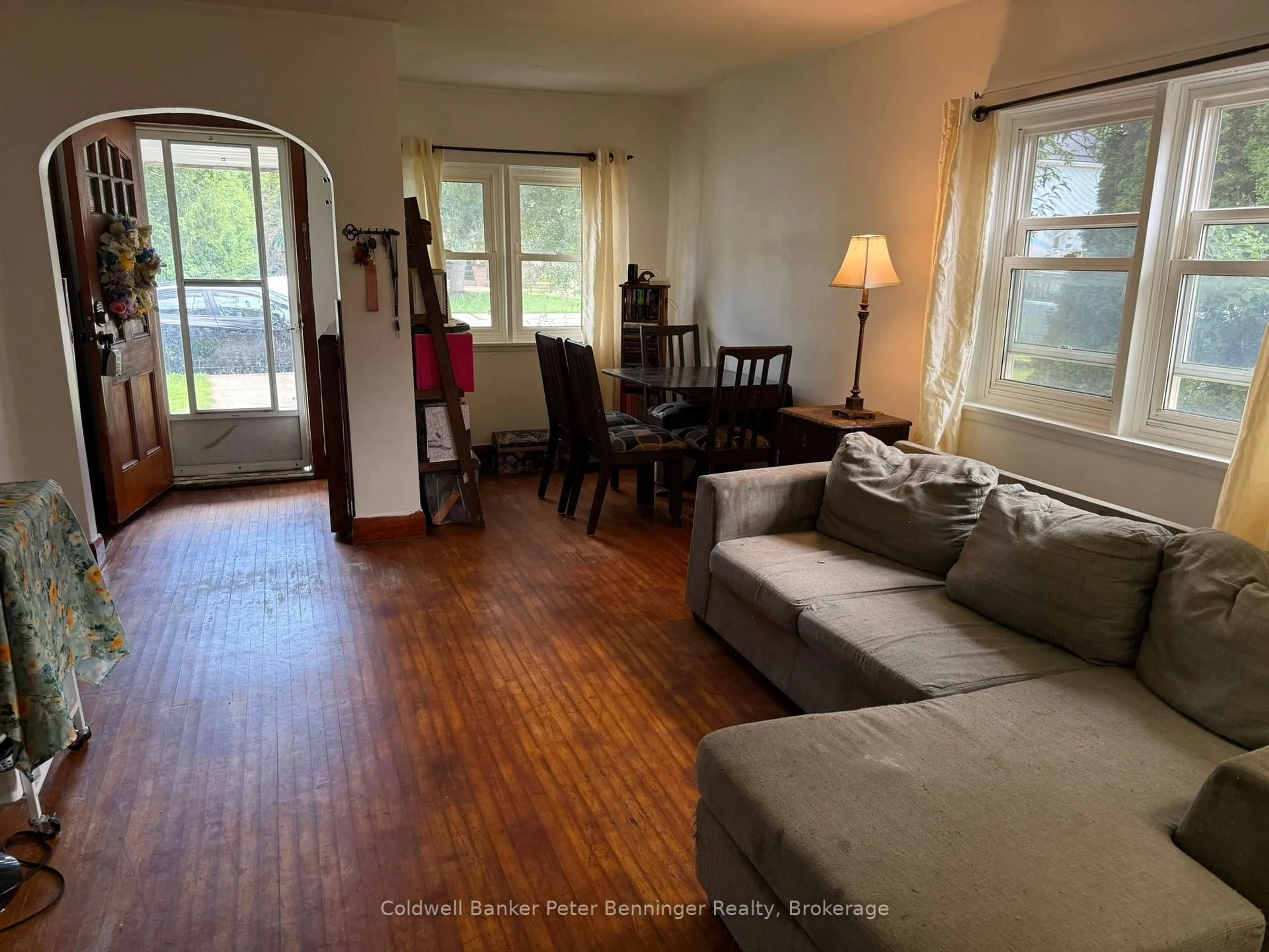 Living room with furniture, unknown for 552 11th Ave, Hanover Ontario N4N 2S4