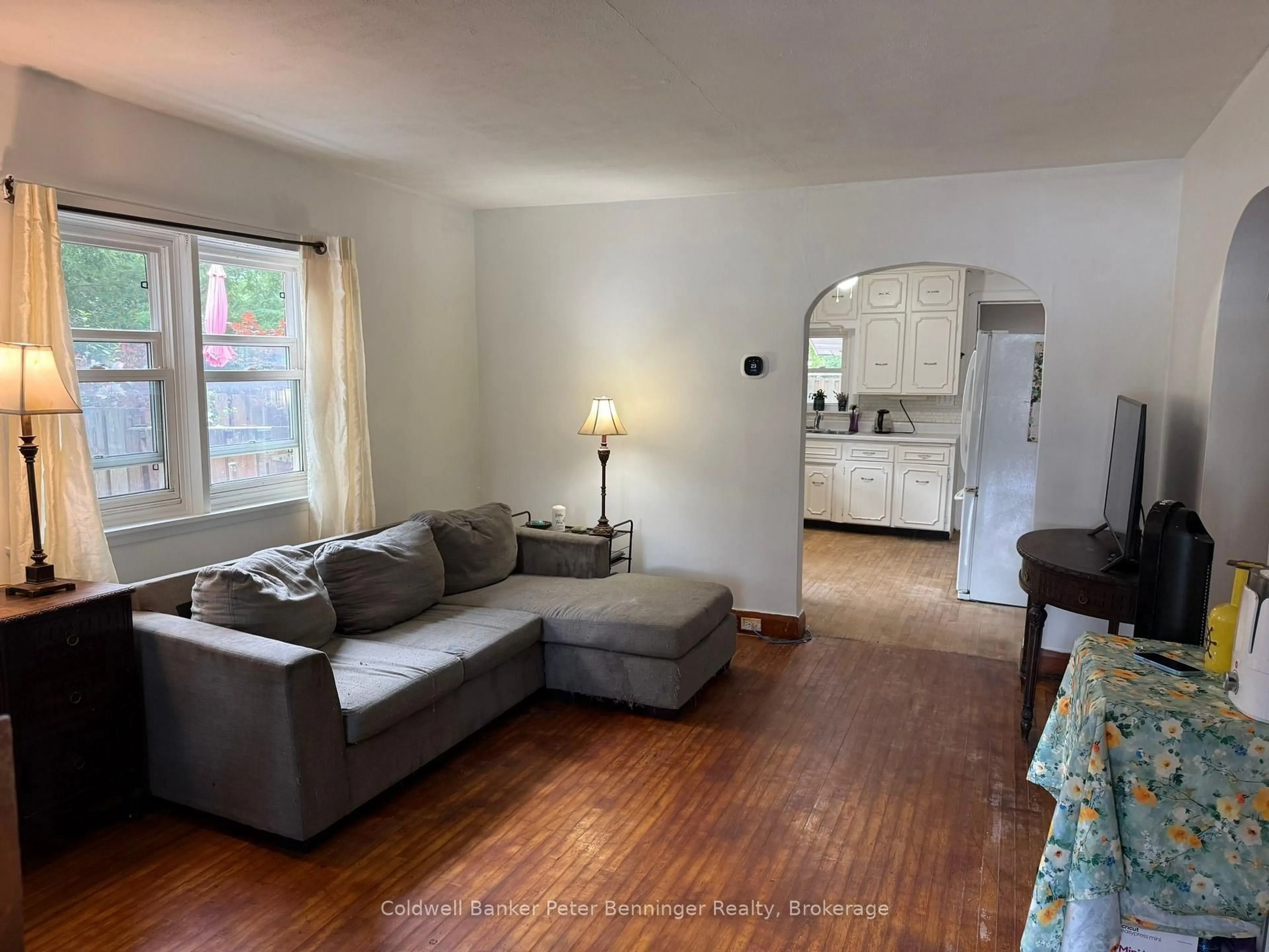 Living room with furniture, unknown for 552 11th Ave, Hanover Ontario N4N 2S4