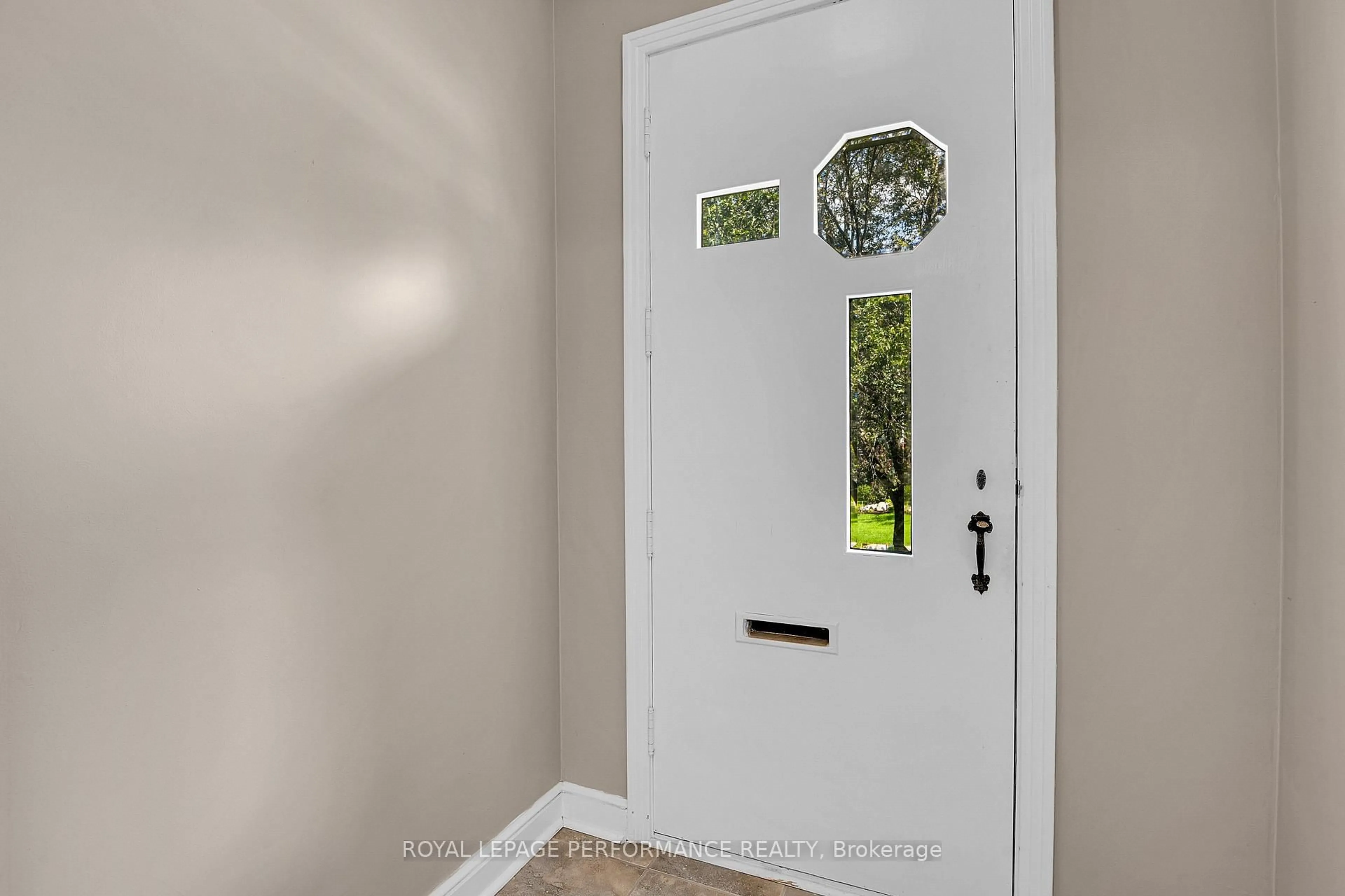 Indoor entryway for 166 Winther Ave, Ottawa Ontario K1H 6E2
