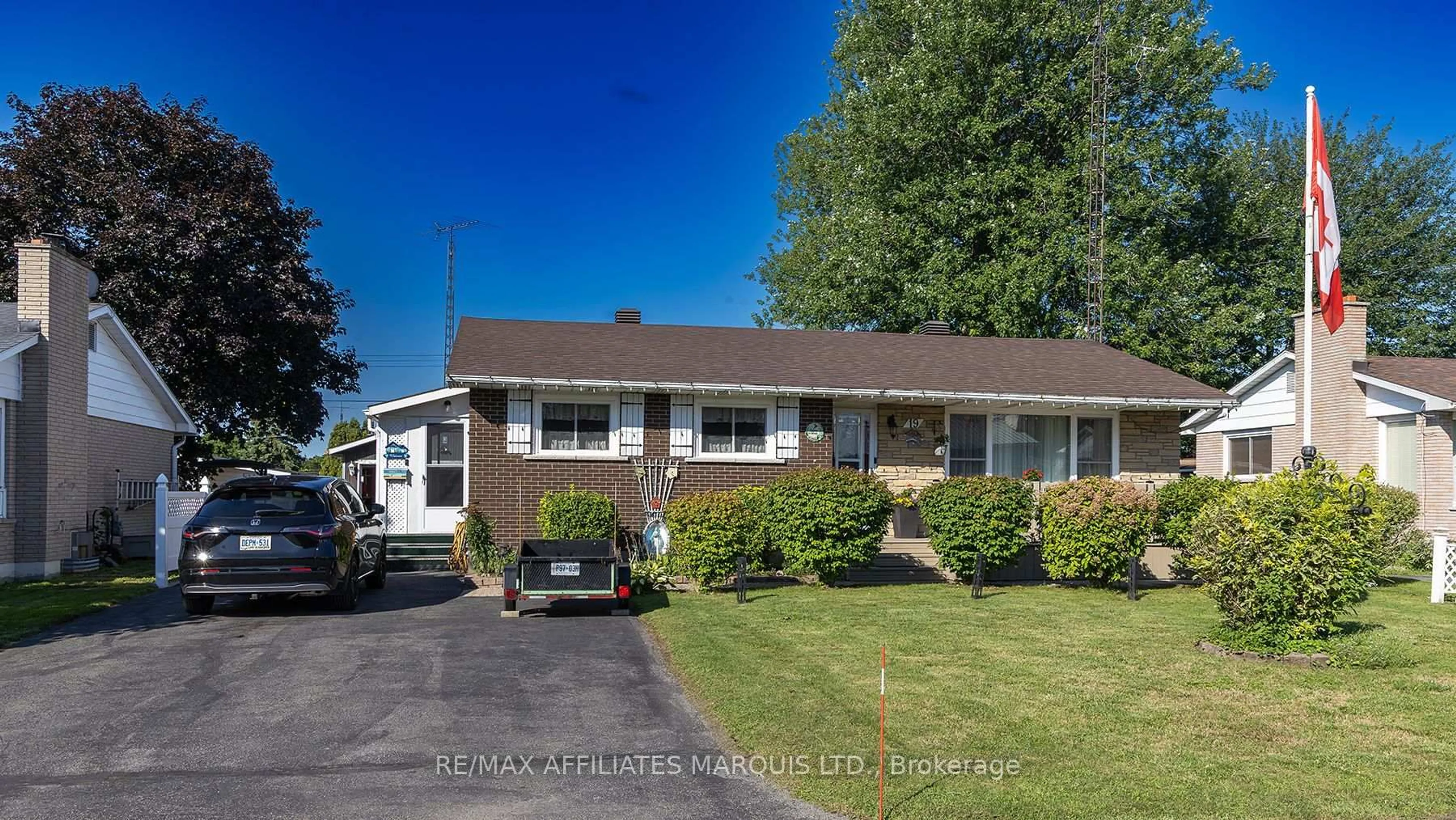 Home with vinyl exterior material, street for 19 Orchard Way, South Dundas Ontario K0C 1X0