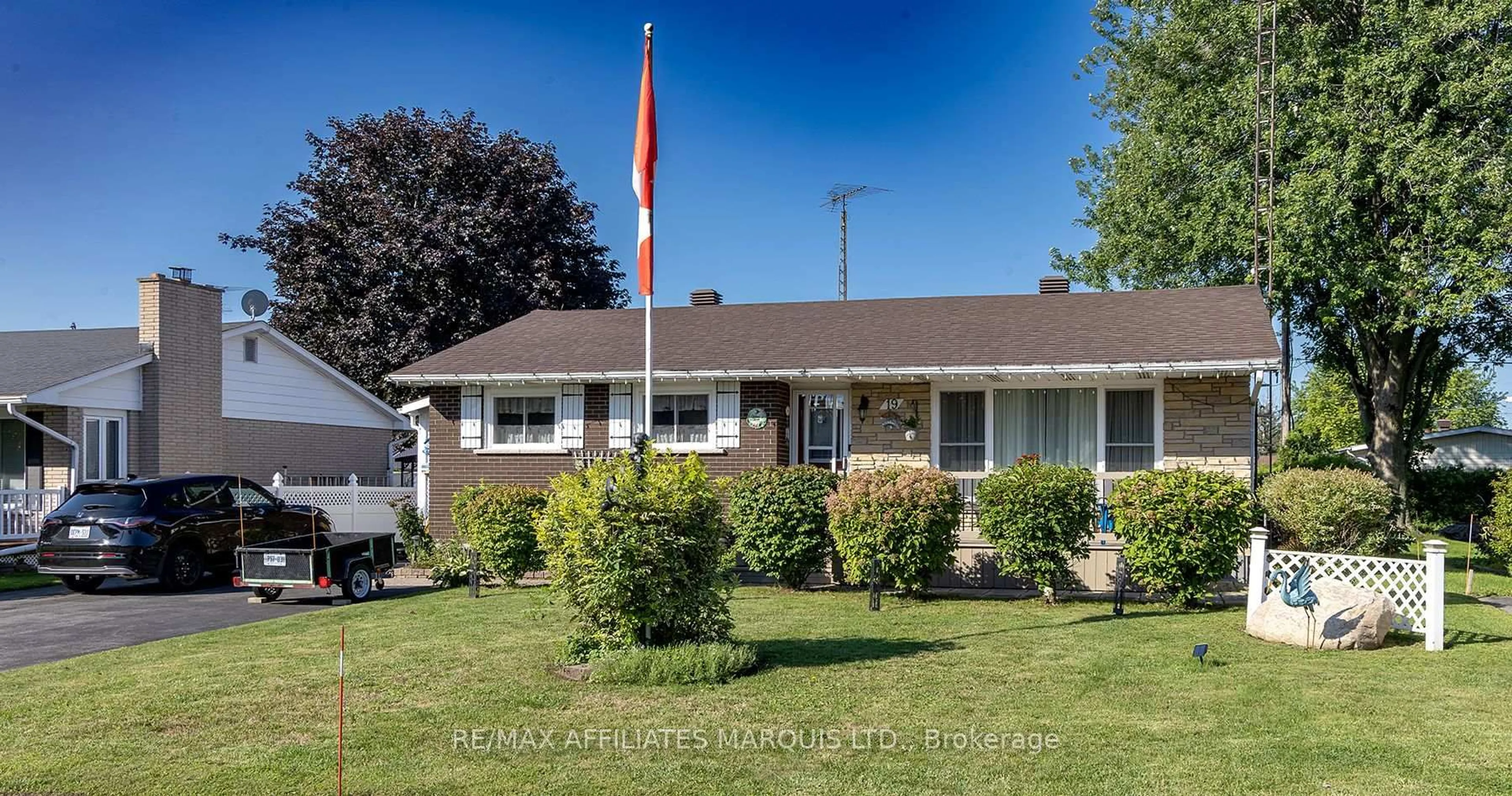 Home with vinyl exterior material, street for 19 Orchard Way, South Dundas Ontario K0C 1X0