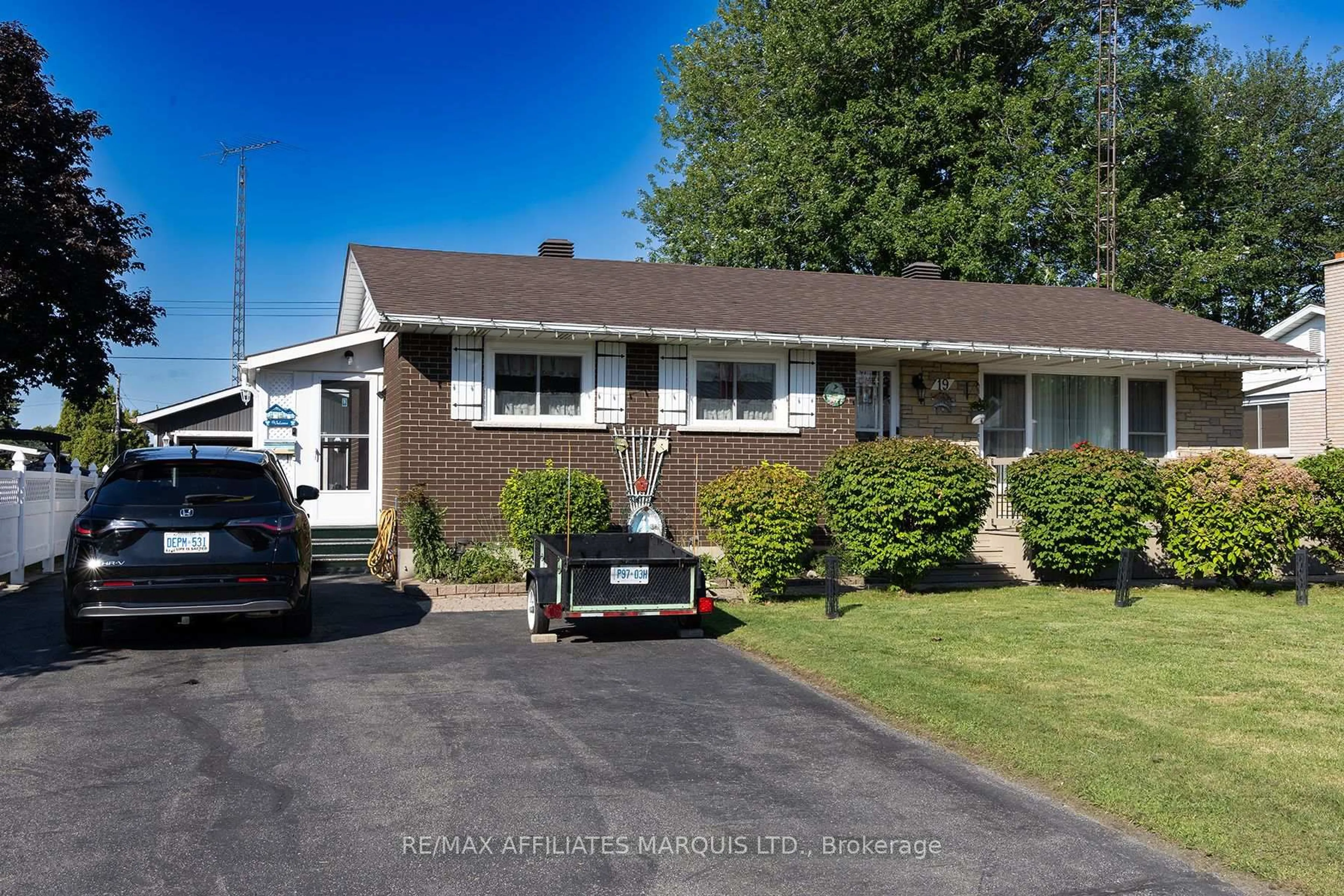 Home with vinyl exterior material, street for 19 Orchard Way, South Dundas Ontario K0C 1X0