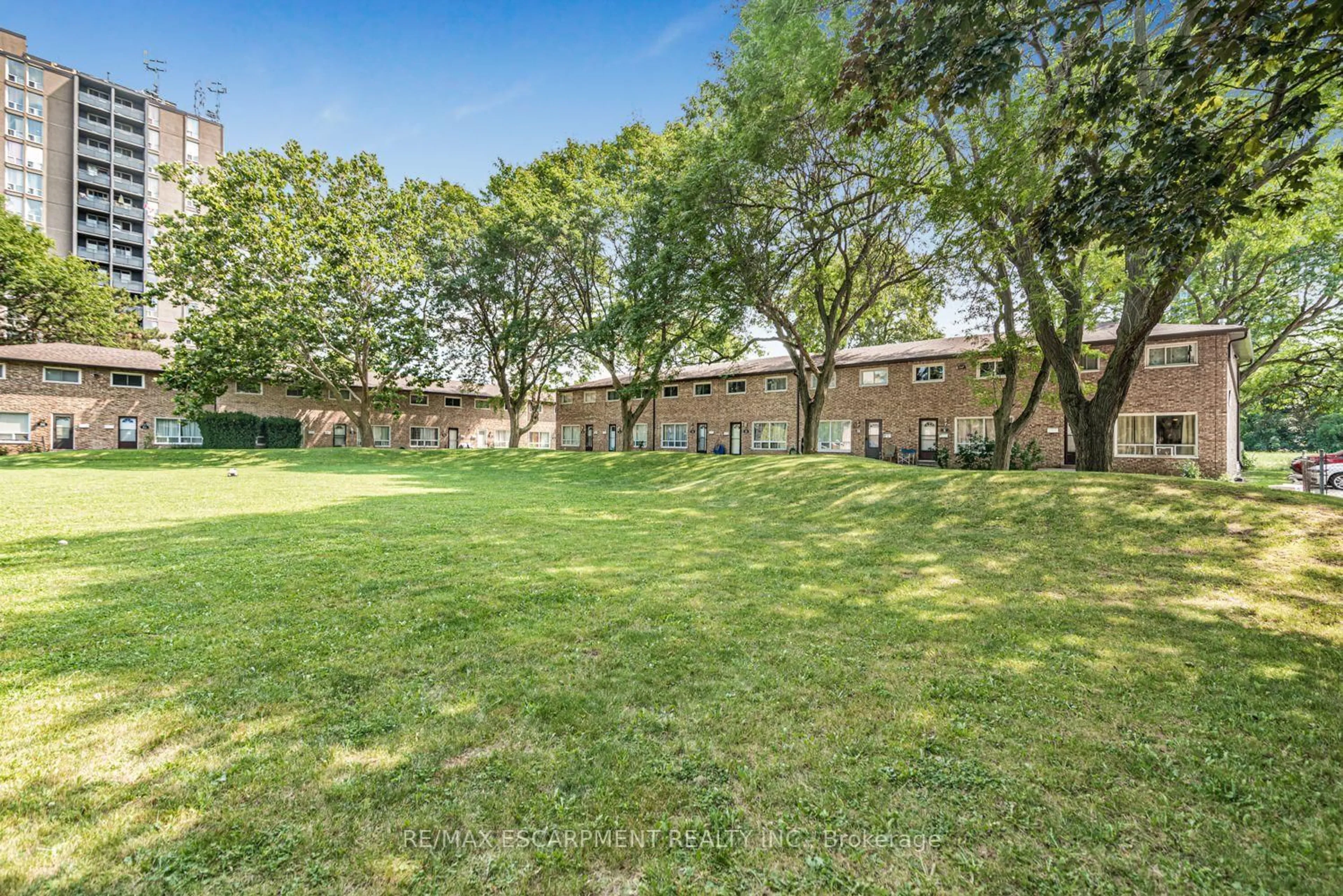 A pic from outside/outdoor area/front of a property/back of a property/a pic from drone, unknown for 28 RIVERDALE Dr, Hamilton Ontario L8E 1J8