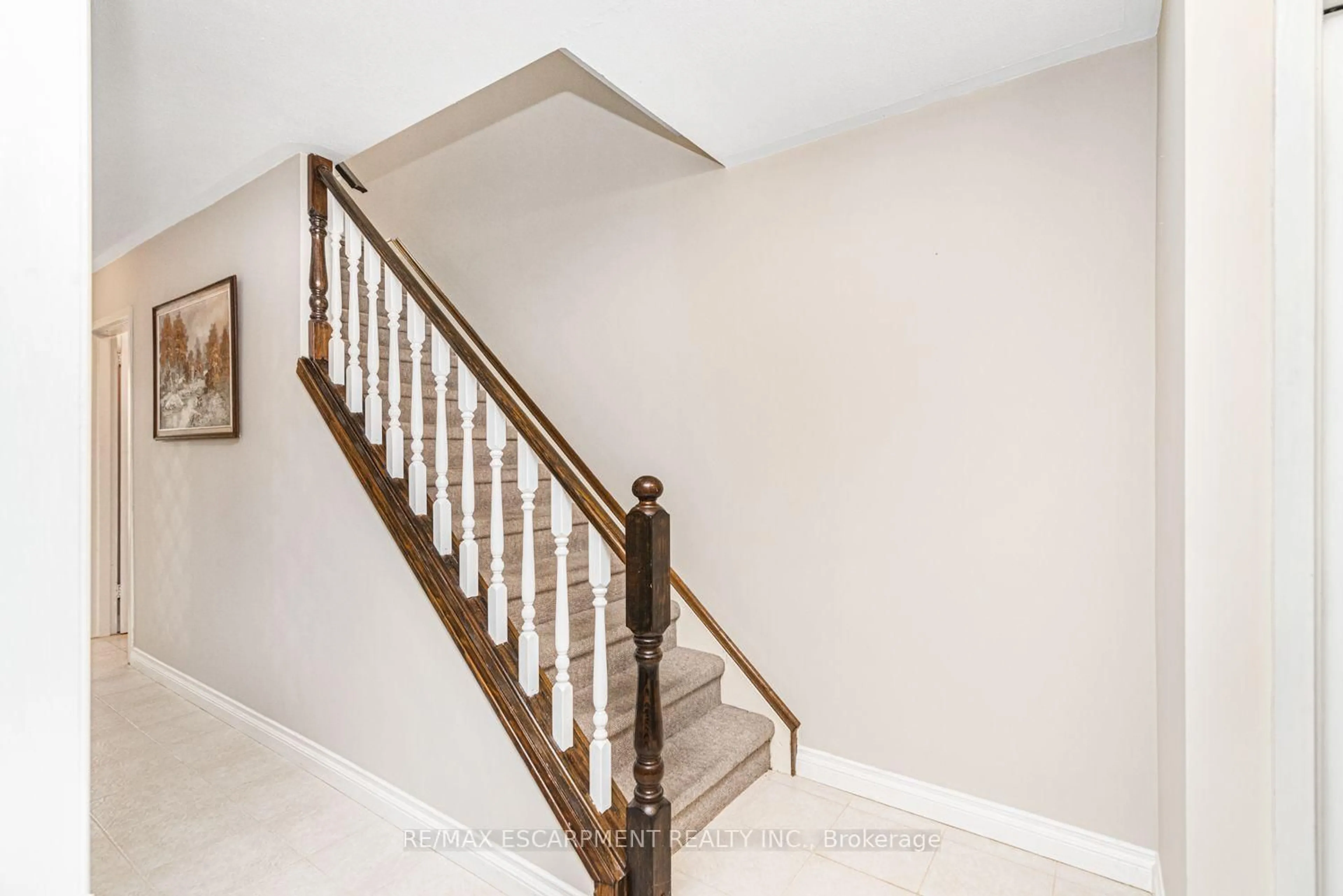 Stairs for 28 RIVERDALE Dr, Hamilton Ontario L8E 1J8
